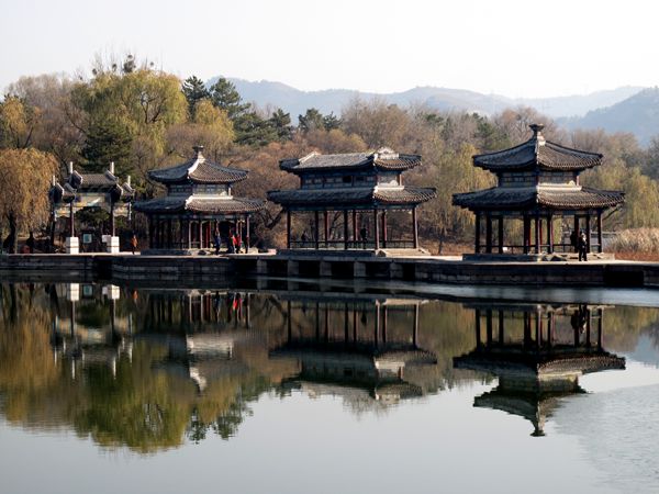 占地面积五百六十四万平方米,与北京紫禁城相比,避暑山庄以朴素淡雅的