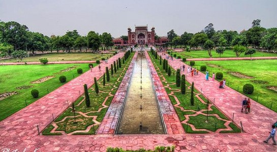 位于印度新德里的总统府,建于1911年到1931年,莫卧儿花园采用自然式与