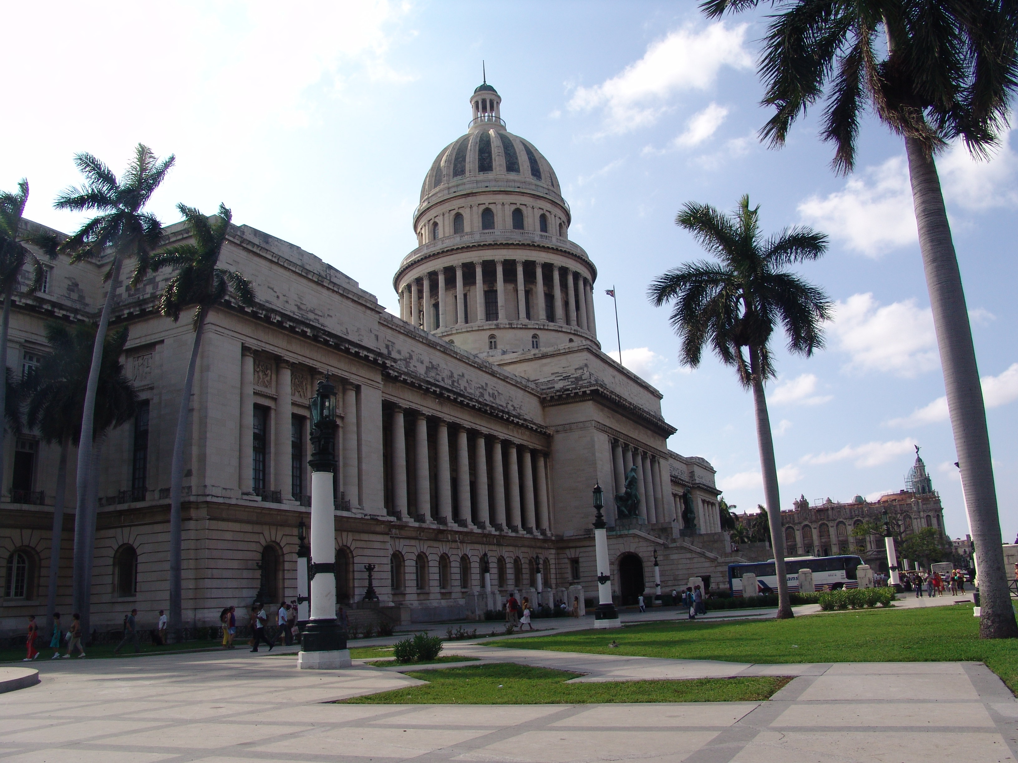 国会大厦景点,哈瓦那国会大厦是1929年仿美国华盛顿国会大厦建造的