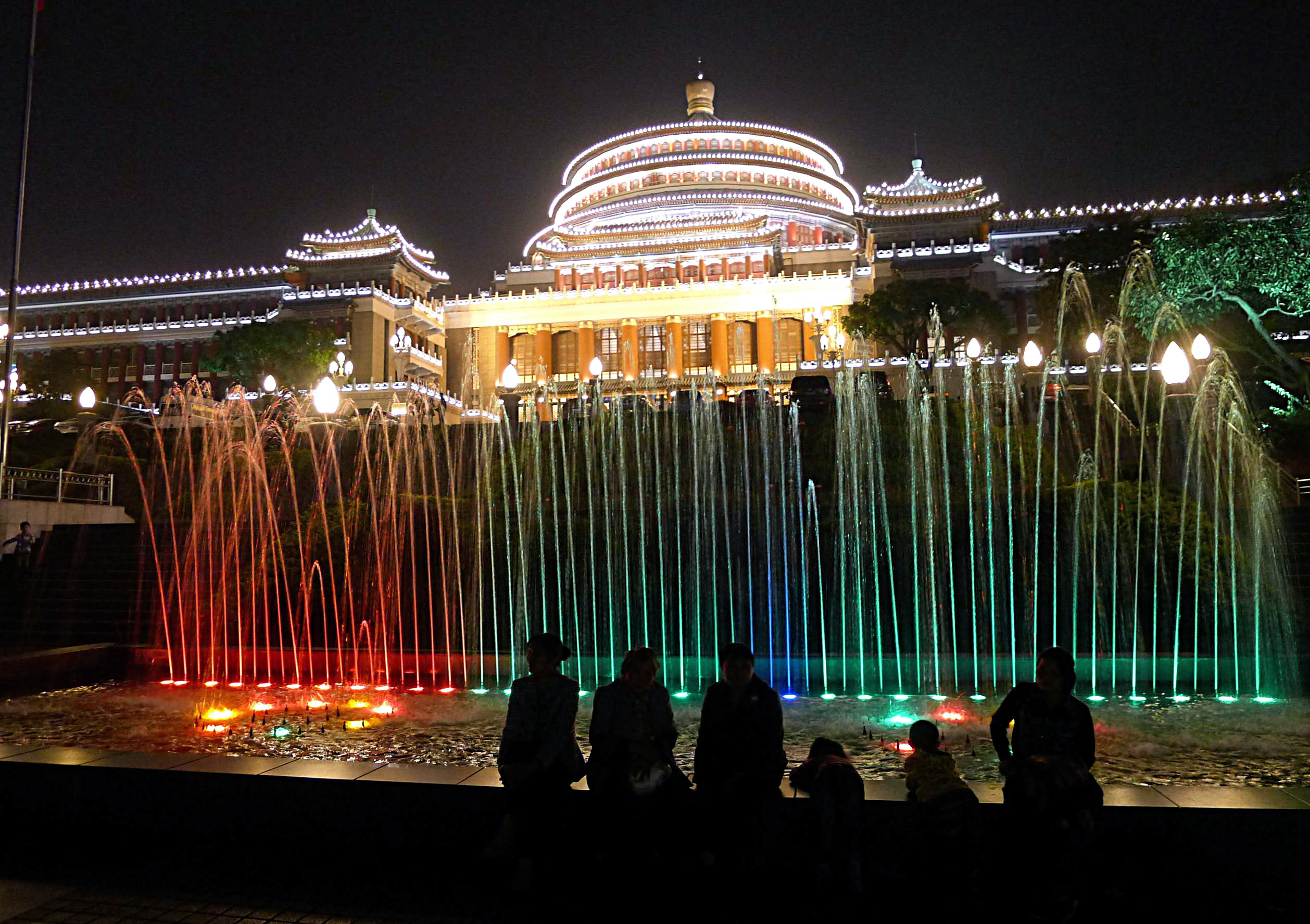 【携程攻略】重庆人民大礼堂景点,重庆人民大礼堂是仿北京天堂式的建筑。其对面是重庆中国三峡博物馆，…