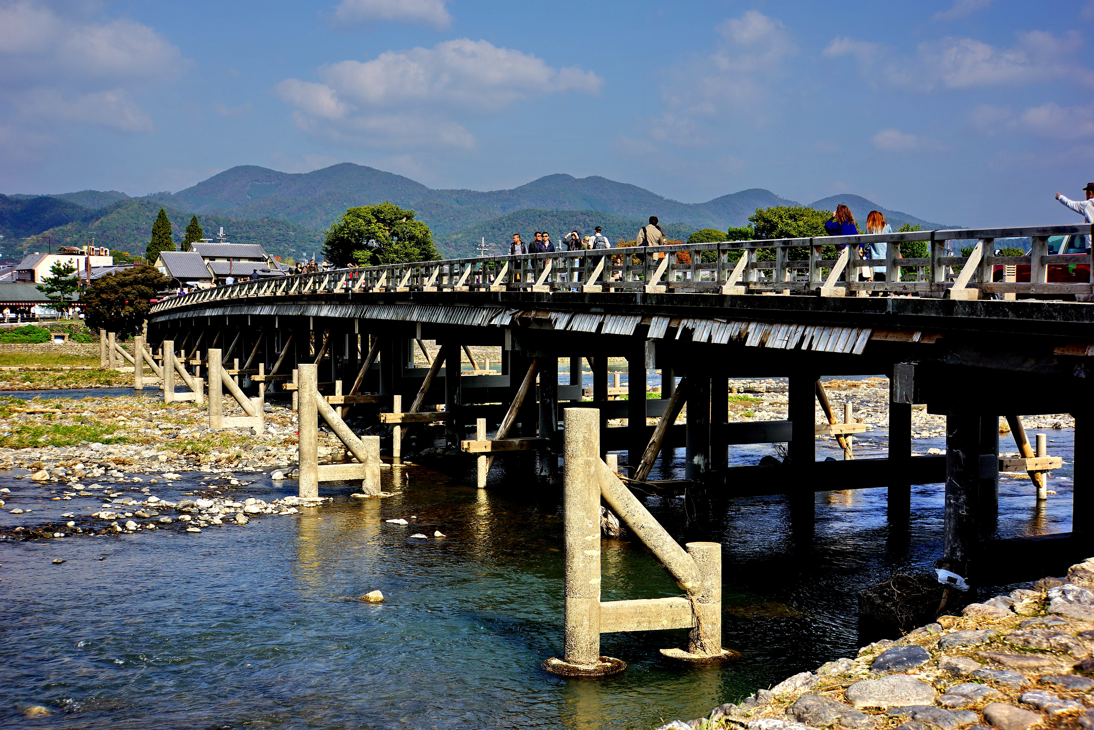 【携程攻略】京都渡月桥景点,渡月桥是岚山地区最著名景点之一，岚山站一出来就可以看到。桥边的[%…