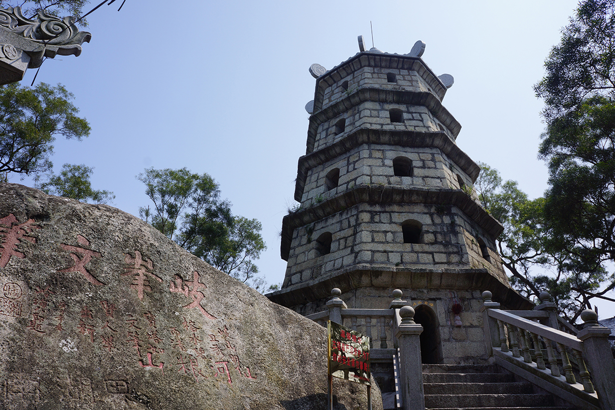 黄岐山顶峰上的