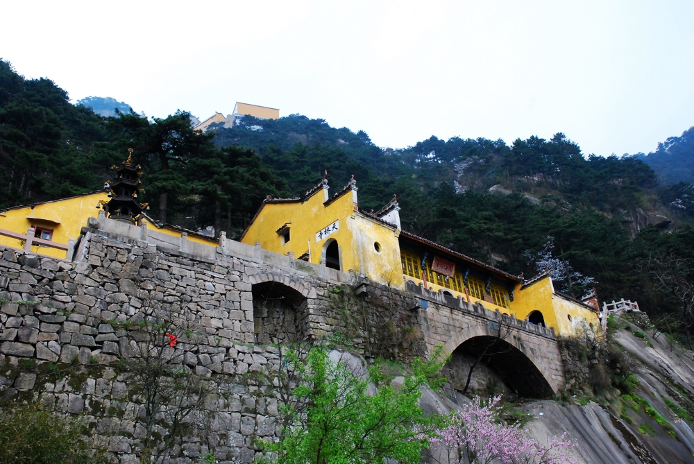 一生痴绝处,无梦到徽州