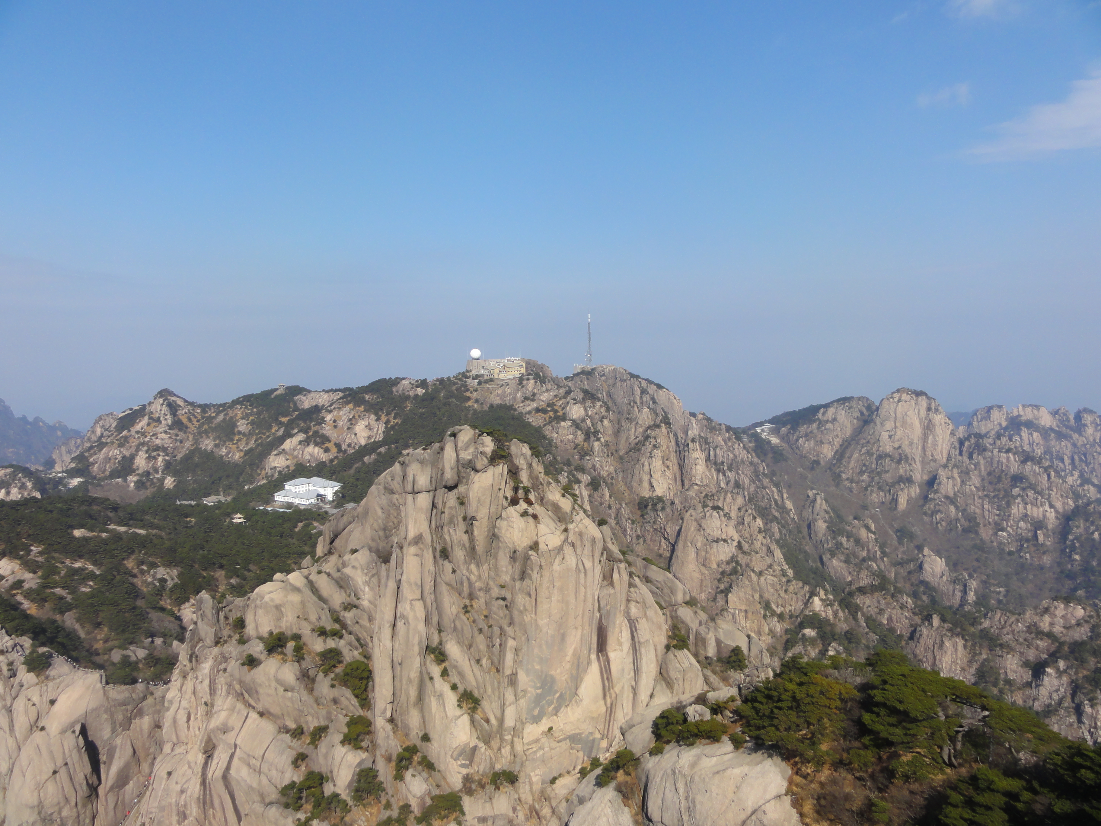 這張是從黃山最高峰拍光明頂的照片美吧