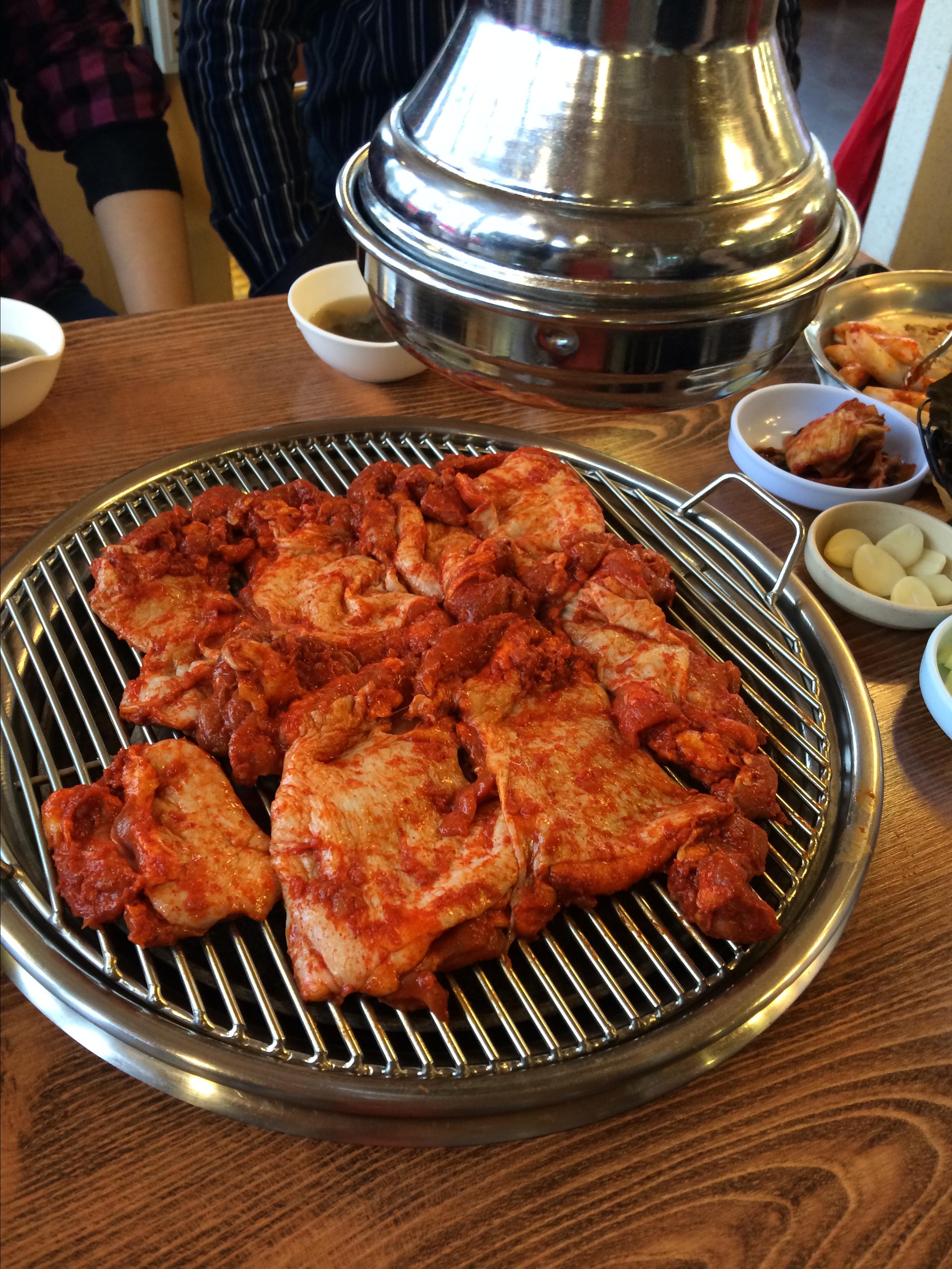 这家店的特色是碳烤鸡排,腌制好的鸡排肉用炭火烤过之后,很嫩,配上