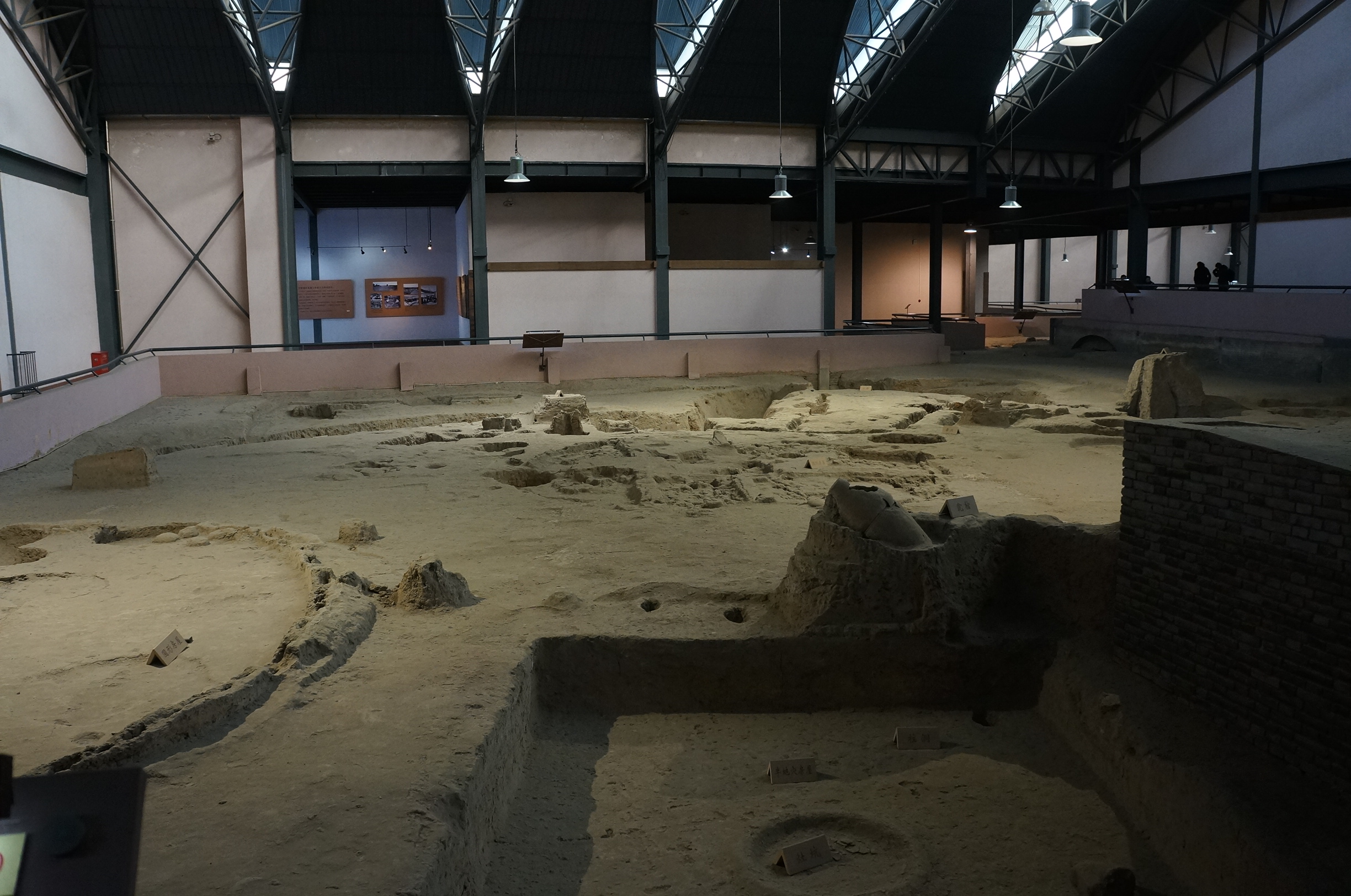 这个馆是半坡村遗址,展现的是6000多年前,原始社会时期,人类的生存