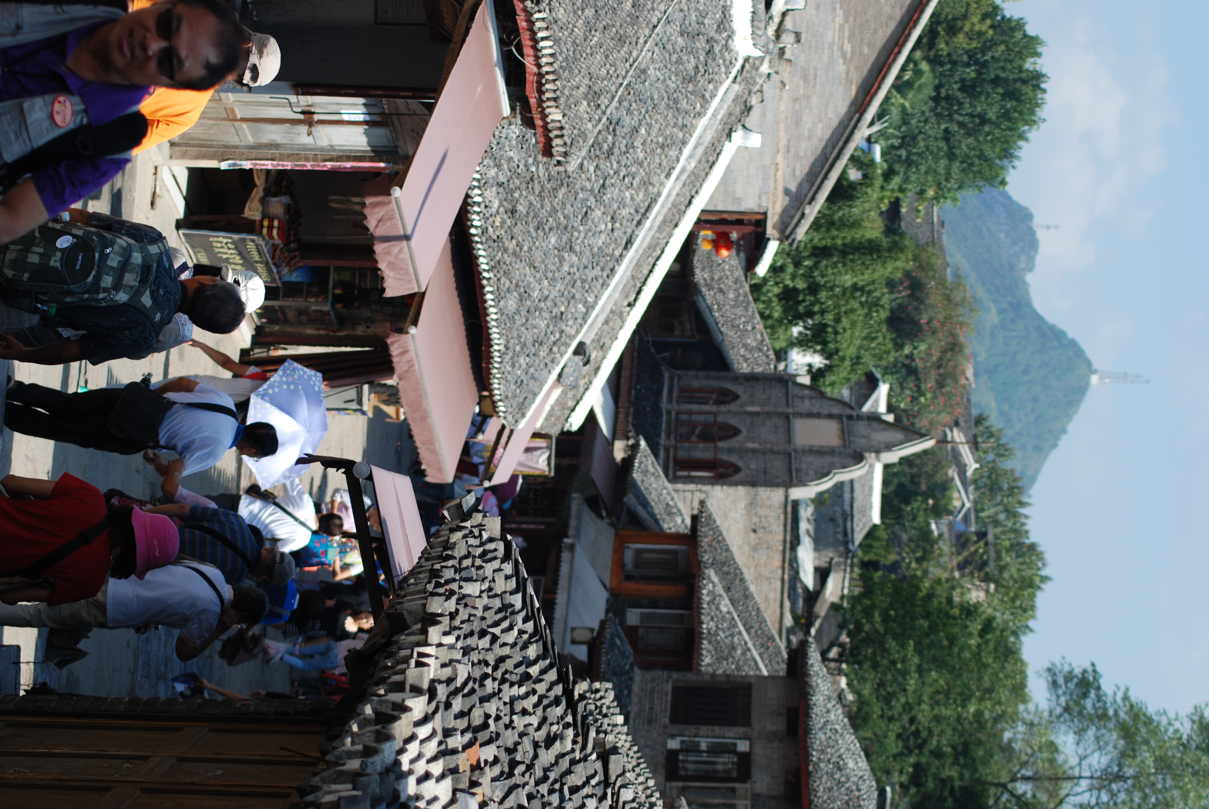 大石屋连着小石屋,青苍苍一片,是当地山乡特别的一道风景.