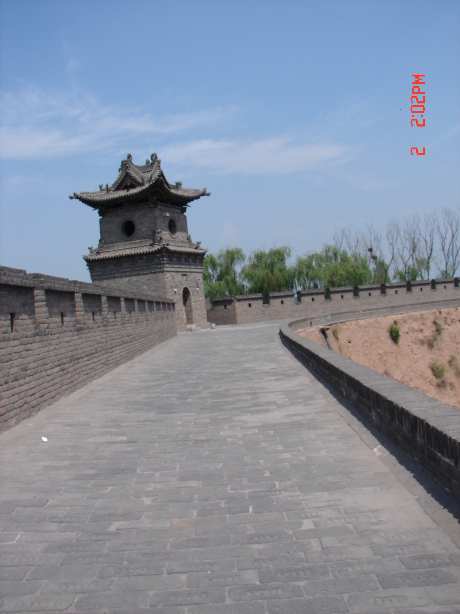 抵达平遥,青灰色的城墙巍然屹立眼前,一种熟悉之感涌上心头,很奇怪的