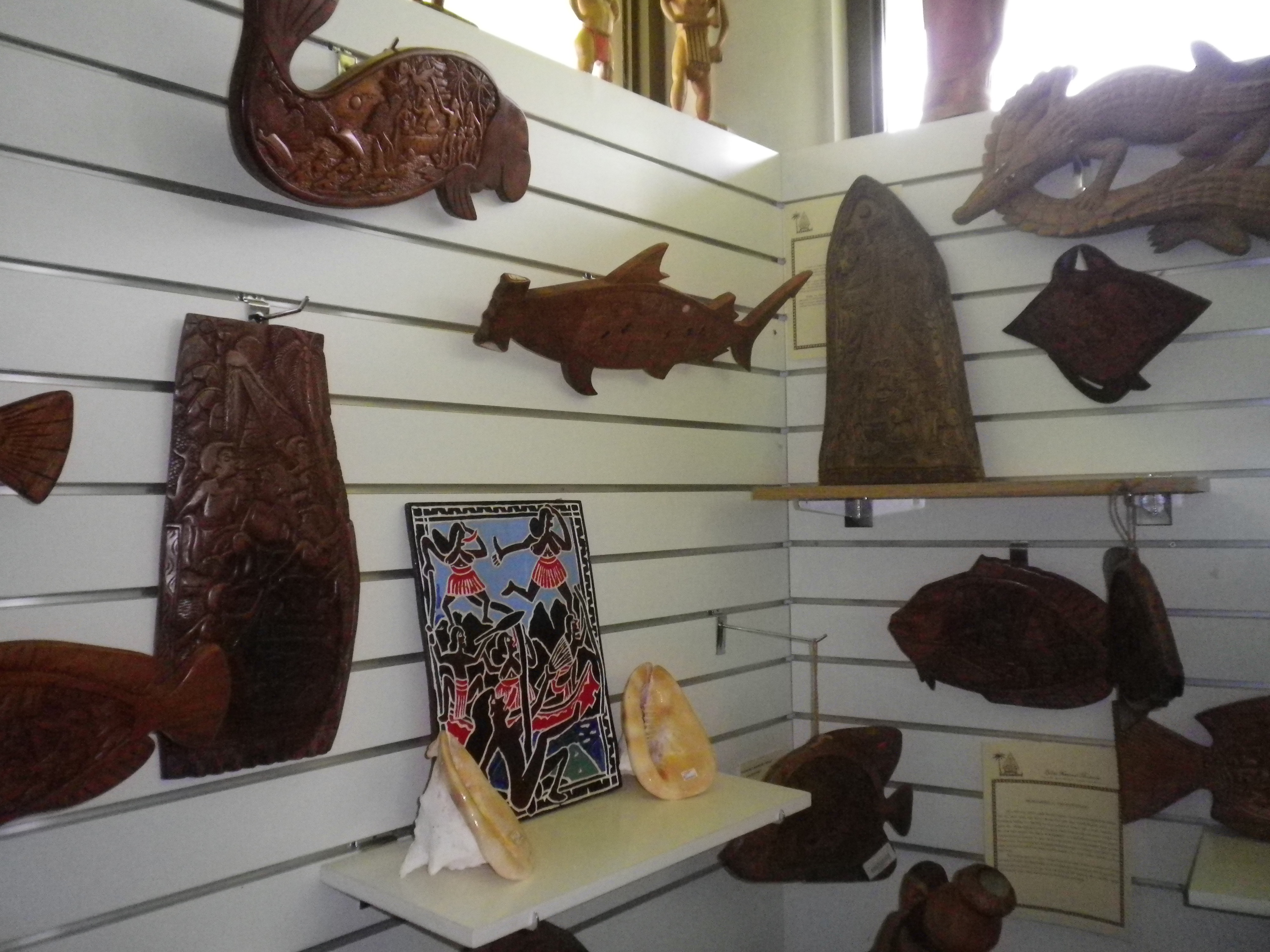 在博物馆的一楼设有小型的特产店和书店,出售帕劳当地相当精美的手