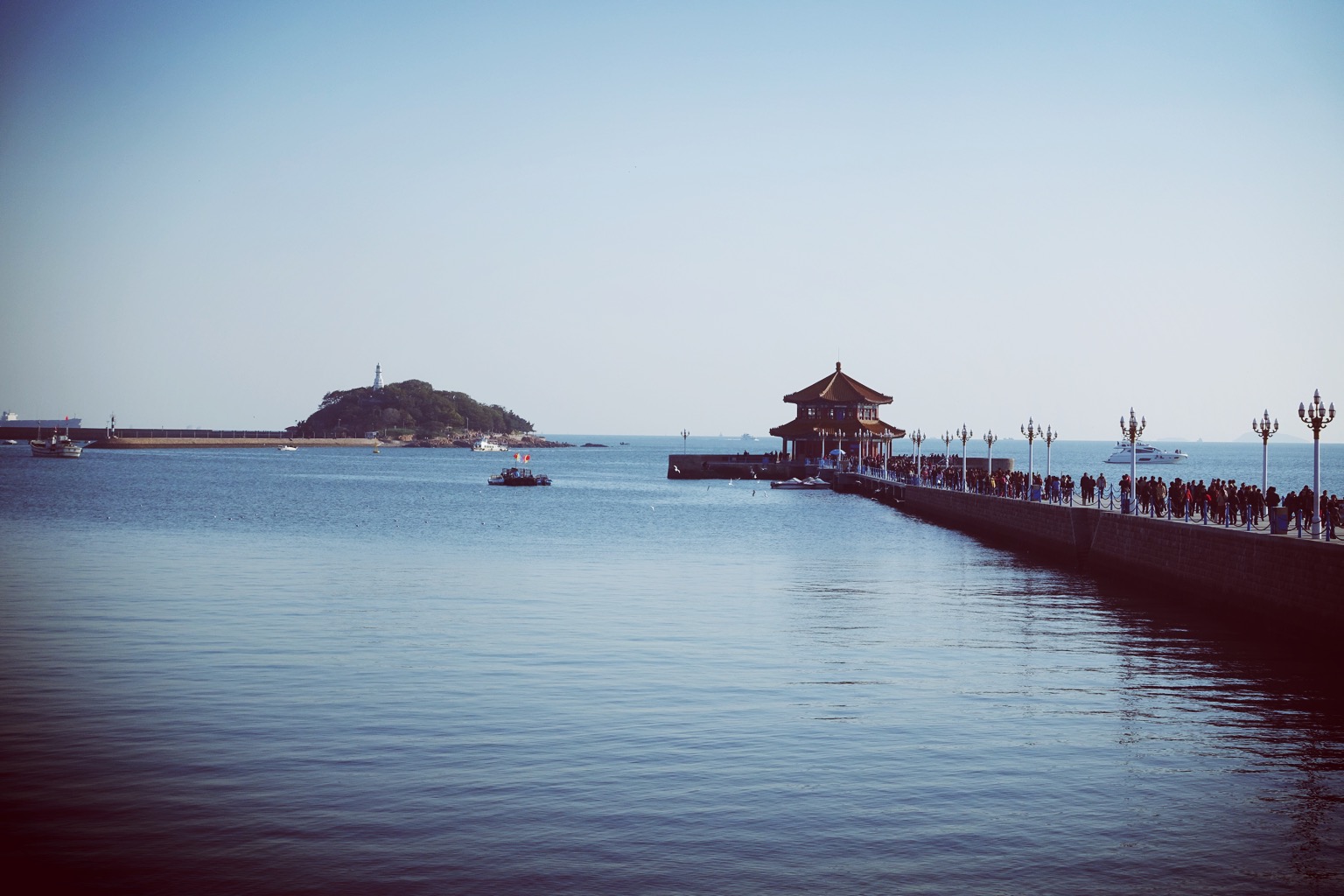 青岛这座栈桥 曾是军事码头 如今游客络绎不绝|栈桥|青岛|码头_新浪新闻