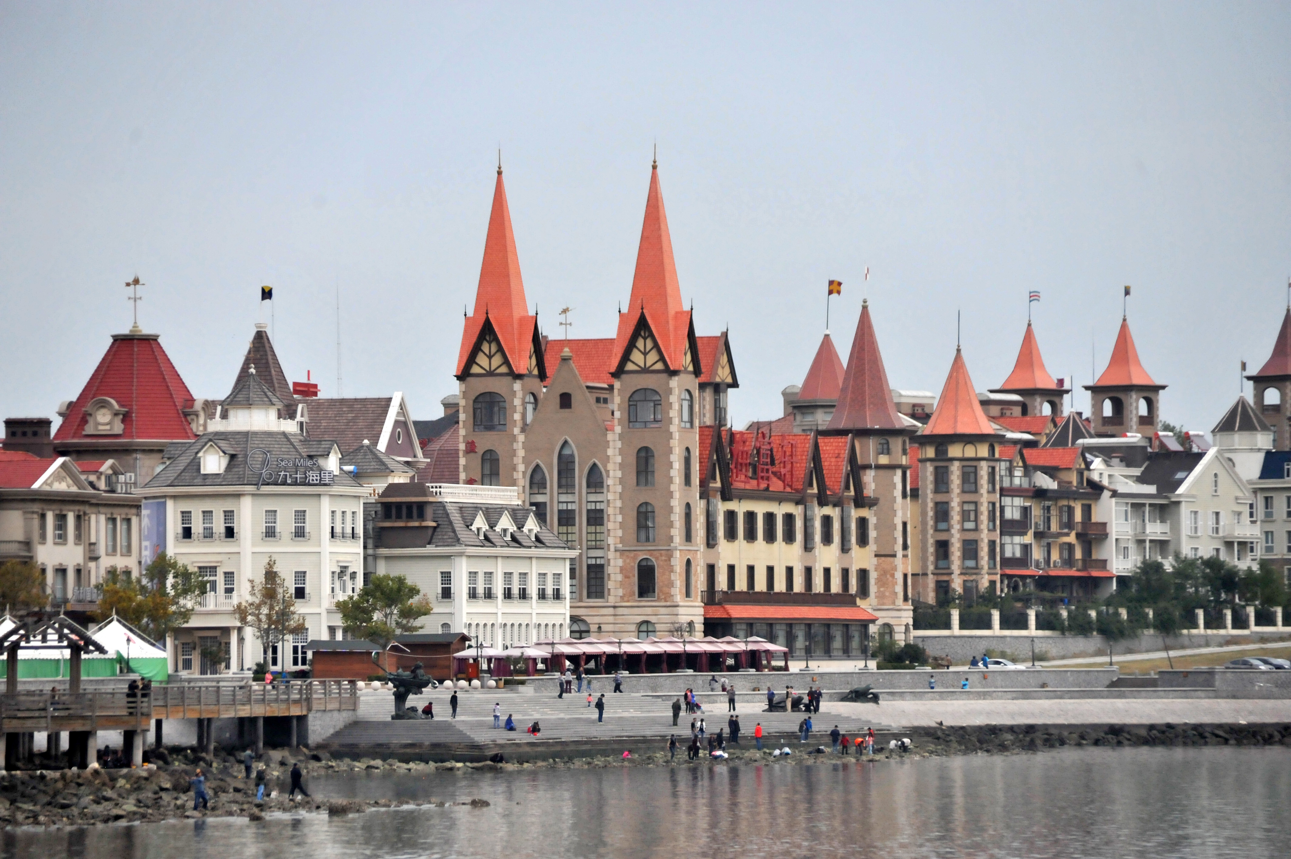 海昌渔人码头 烟台市莱山区滨海中路中段 渔人码头还在建设中,建筑很