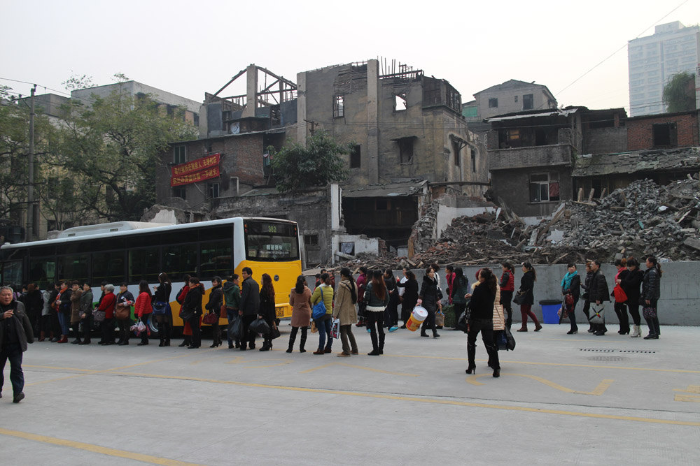 排队,看看间距. 南京公共汽车站, 在夫子庙, 新街口,有人排队否?