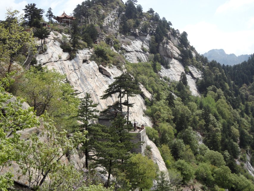 北武當山又叫真武山,原生態風景,登山之路險峻無比,有的石階超60度角