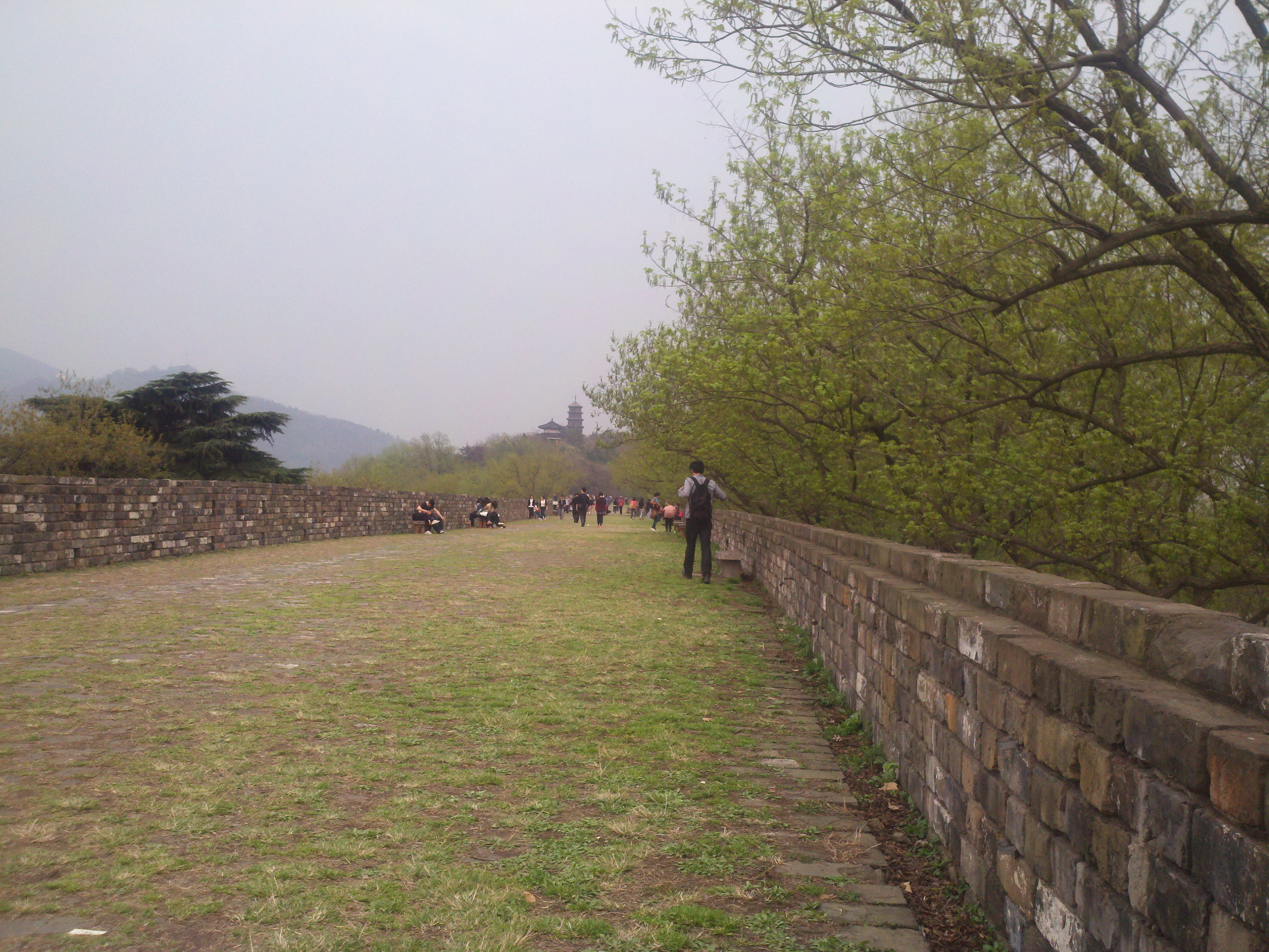 走在台城,环绕南京,东望鸡鸣寺,西望玄武湖,古老的城墙,上去走上一段