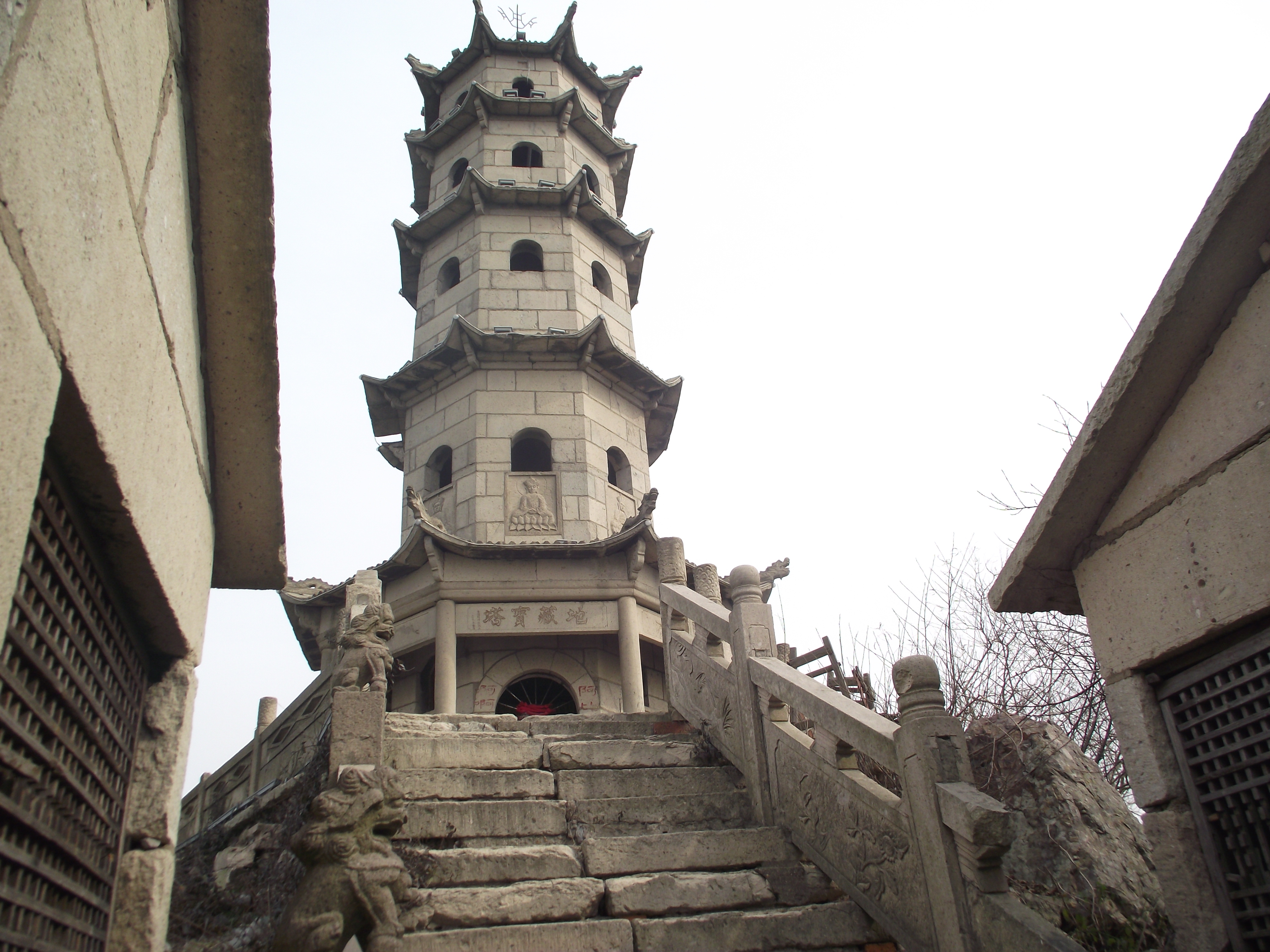 由于前两次游了湖,而仙湖所靠的仙山以及山上的显圣寺还没游过,因此