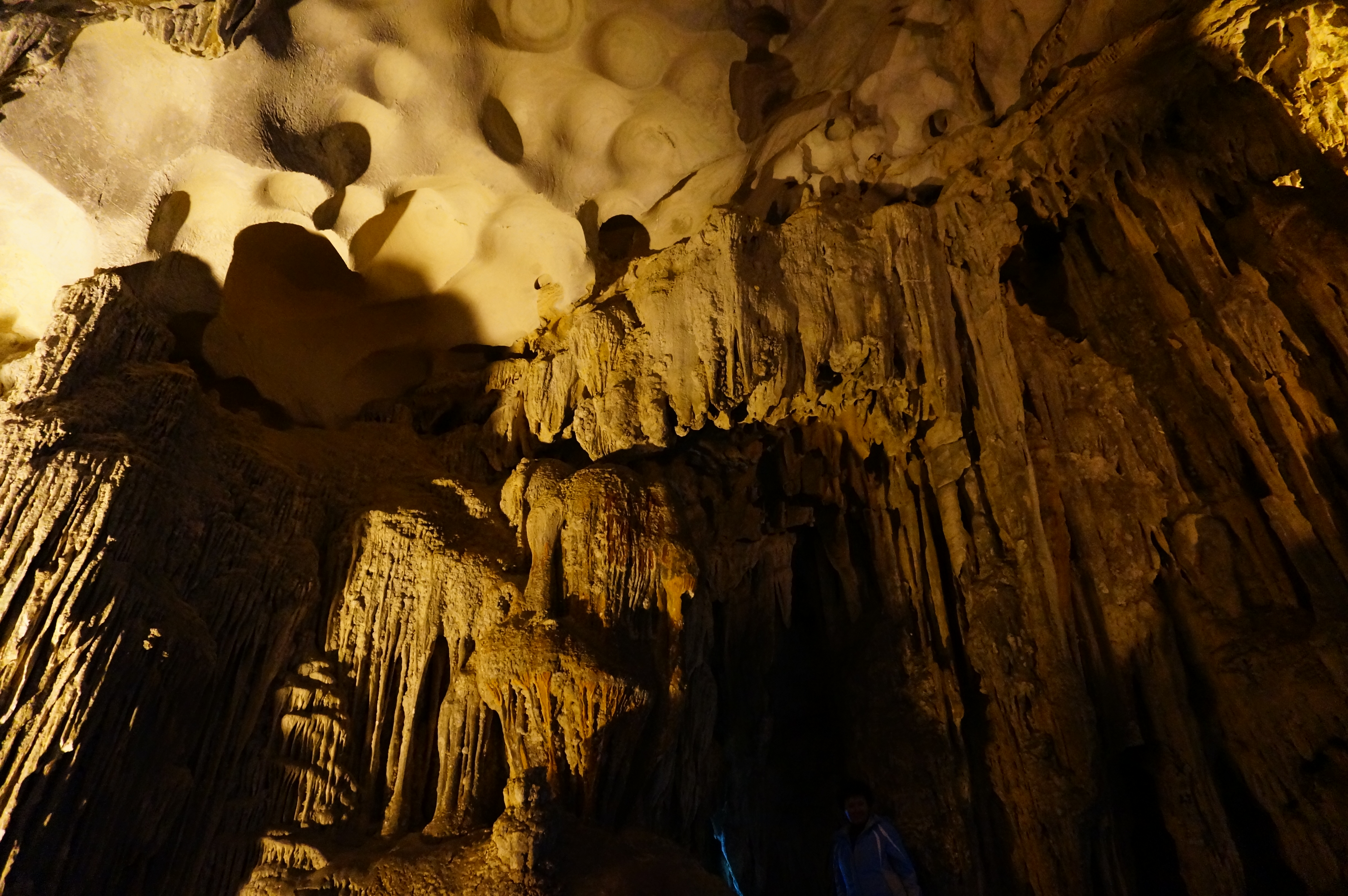 港湾内,我们走到岛上,爬很多台阶进入溶洞,法国人把它取名为"惊讶洞"