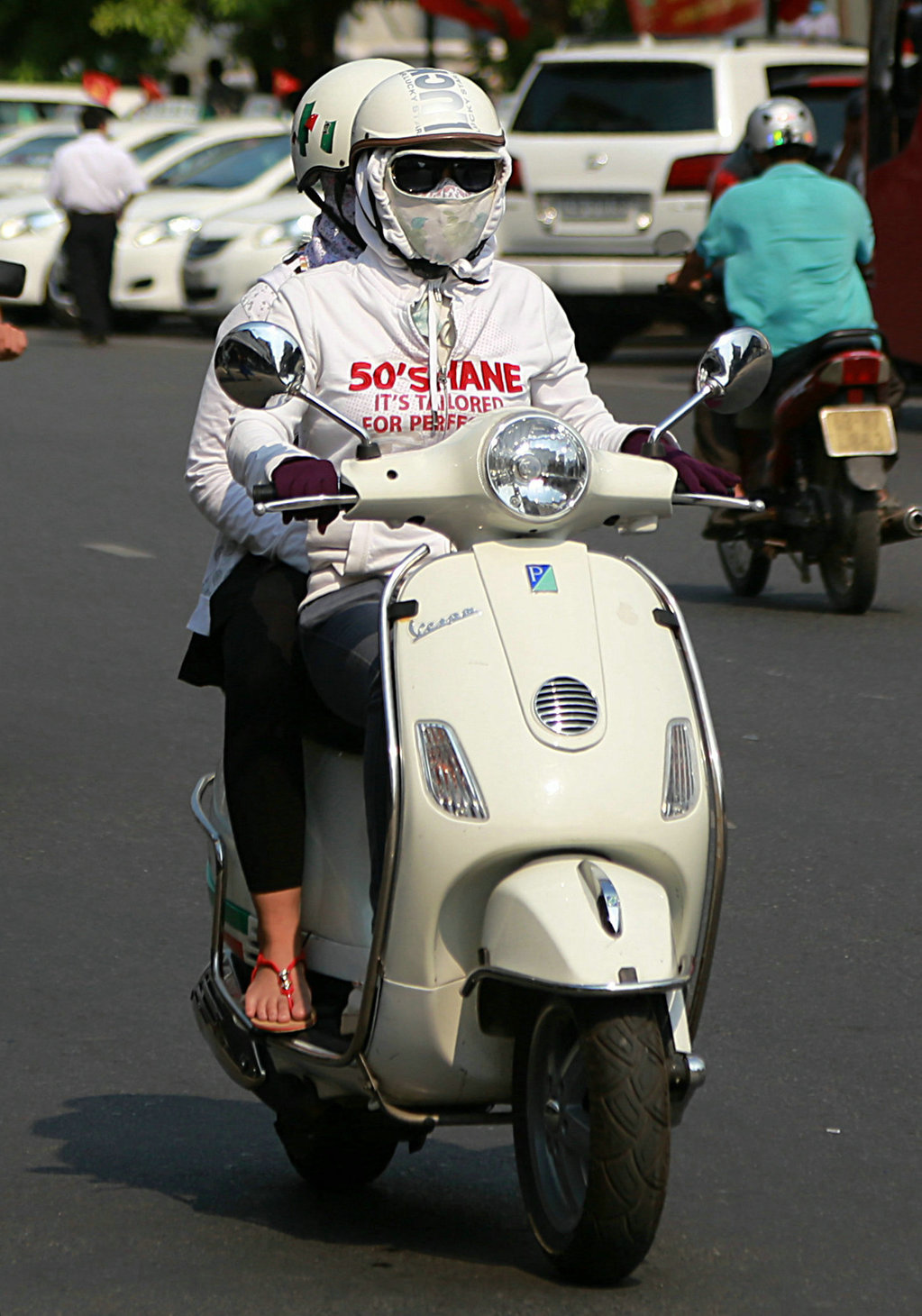 越南獵奇:怕曬的越南女性全副武裝騎摩托車!