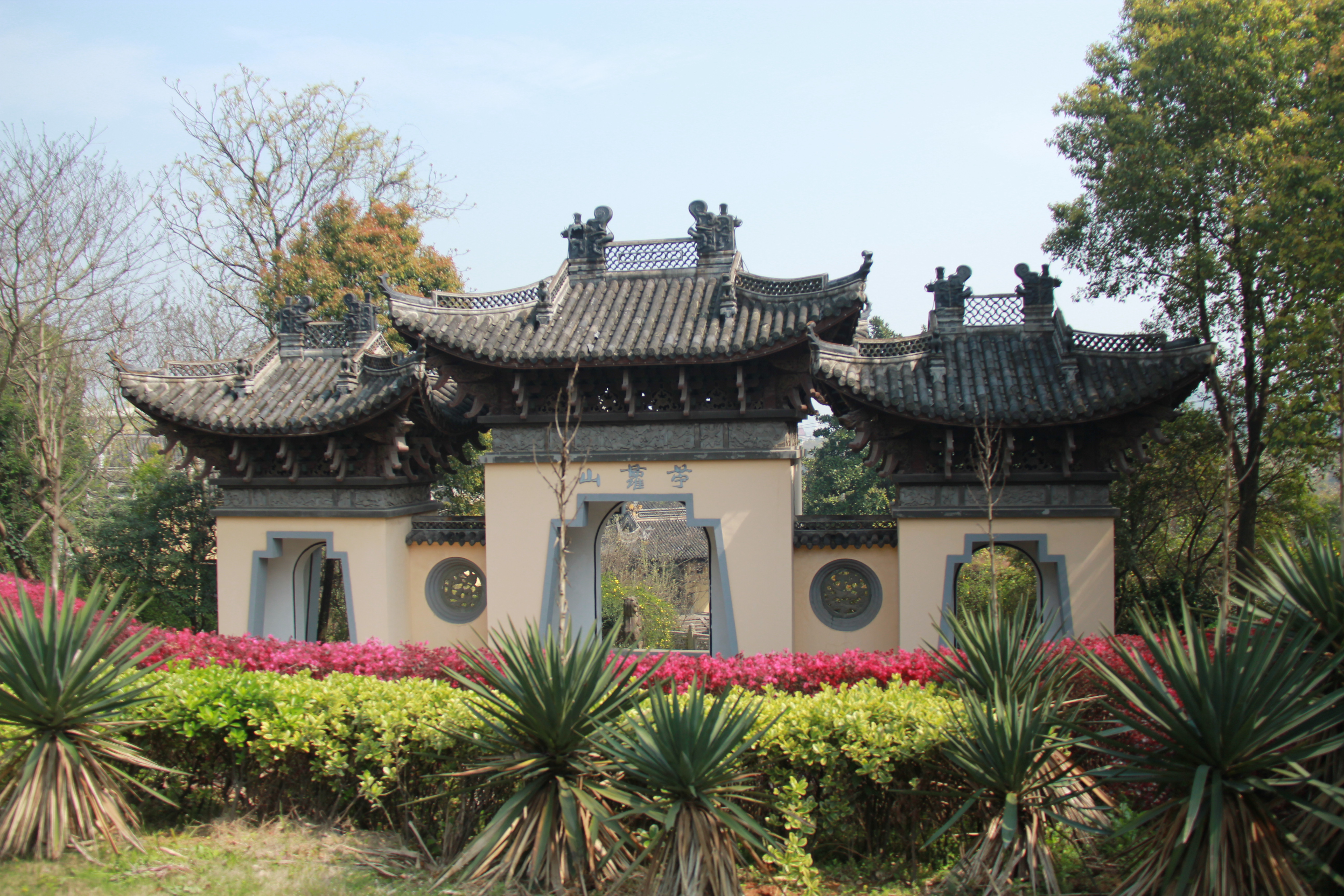 參觀完陳列館,開車到浣紗江對面的西施故里風景區(大門免門票),景區