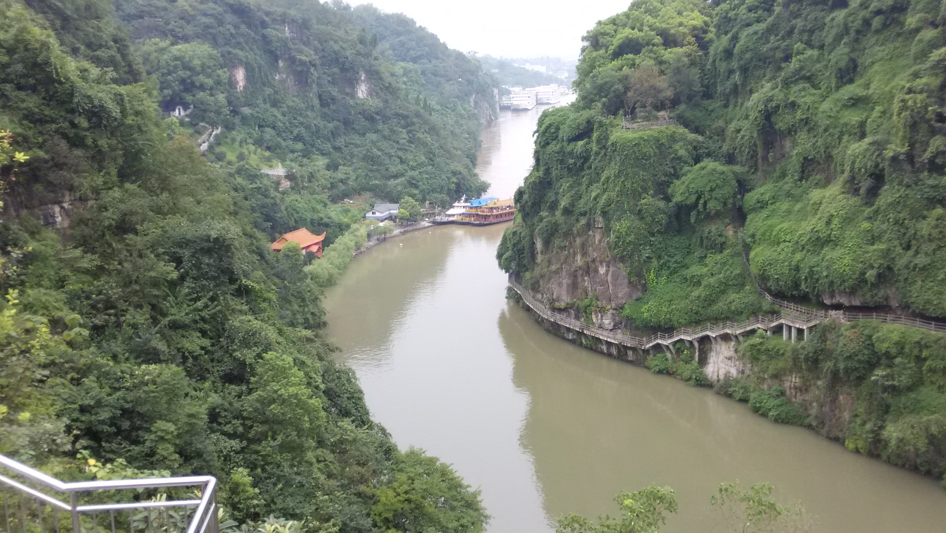 三遊洞位於宜昌西北部西陵山北峰峭壁上背靠西陵峽峽口面臨下牢溪地勢