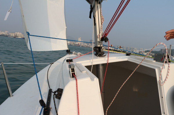 小雯对这艘帆船的船舱特别感兴趣,想下去一探究竟.