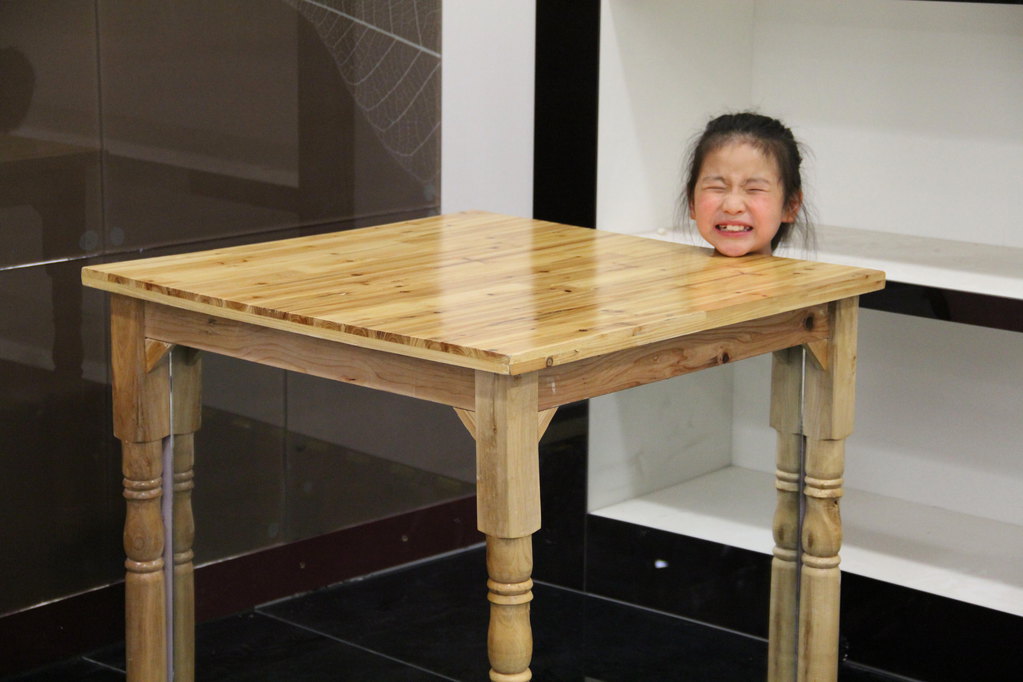 这张必须解释下,这张桌子是按照刘谦春晚魔术演变的,小宝还真能摆造型