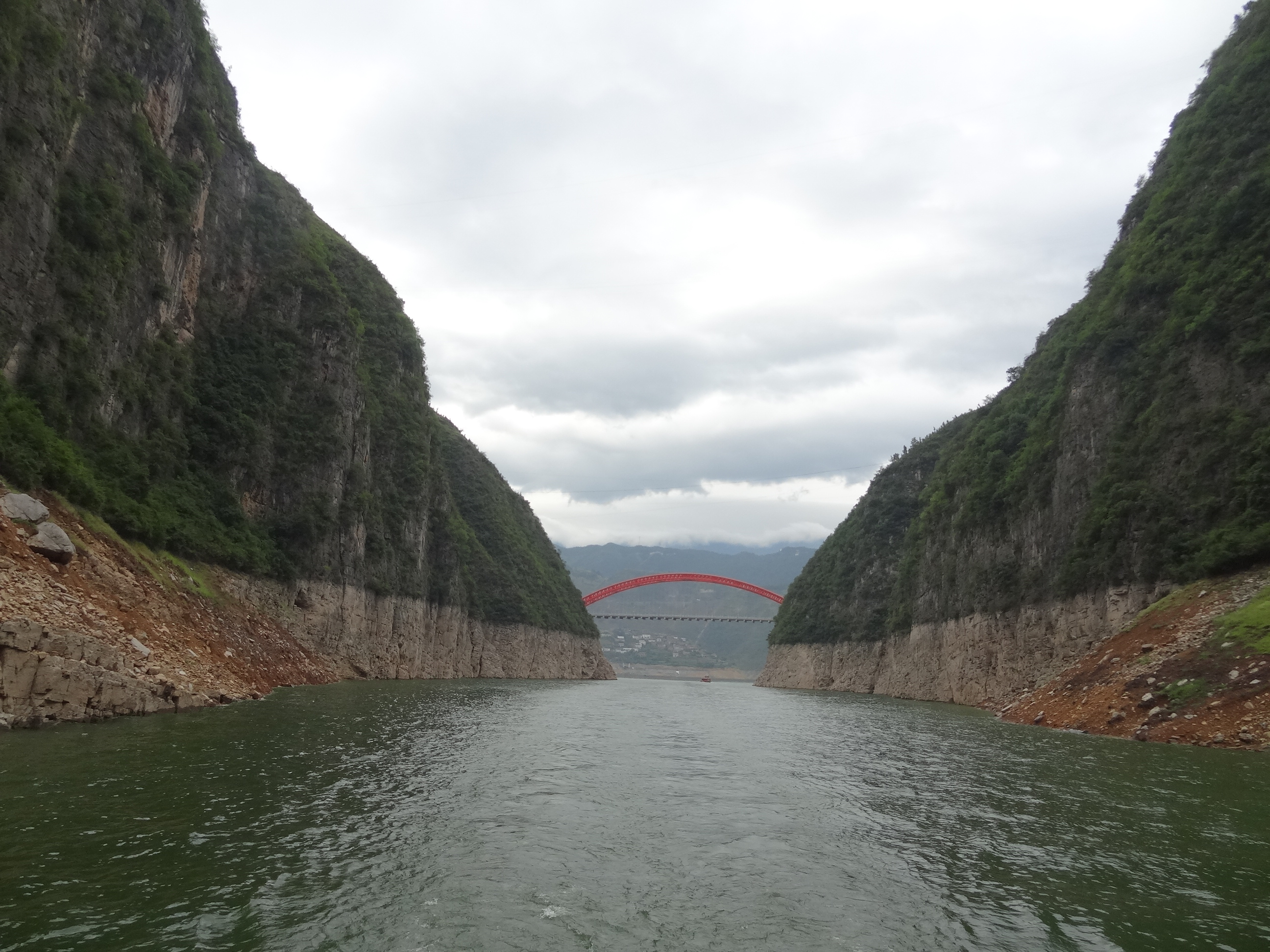 出了巫峽,便到了巫山縣城,縣城就座落在長江邊上,只見岸上的房子層