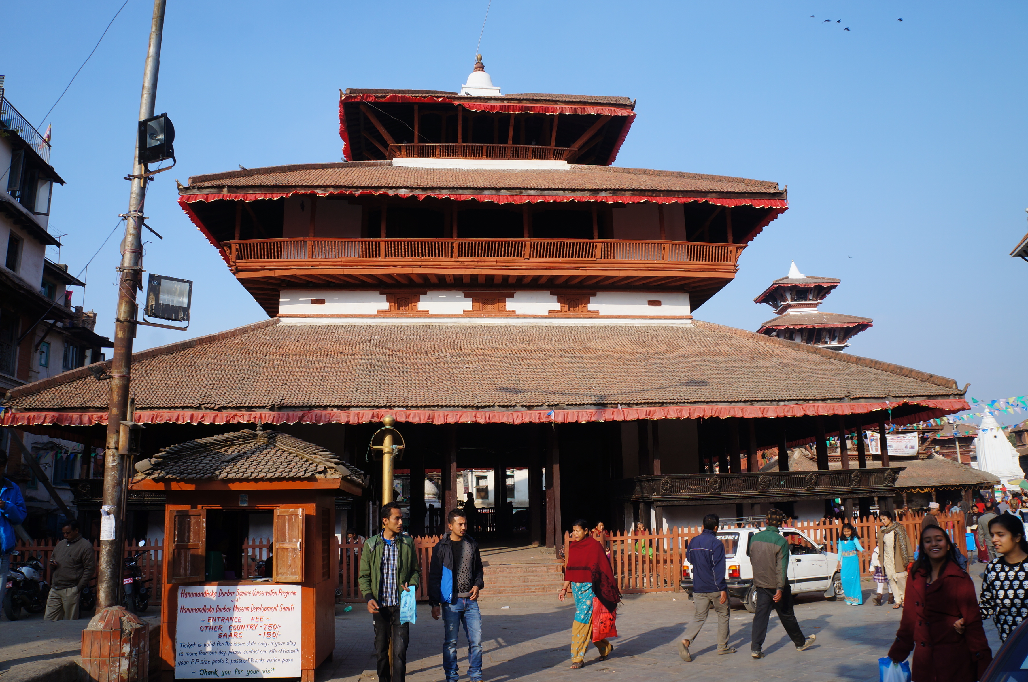 最后再回到加德满都杜巴广场的南端,走进独木庙游览,庙中央供奉着我们