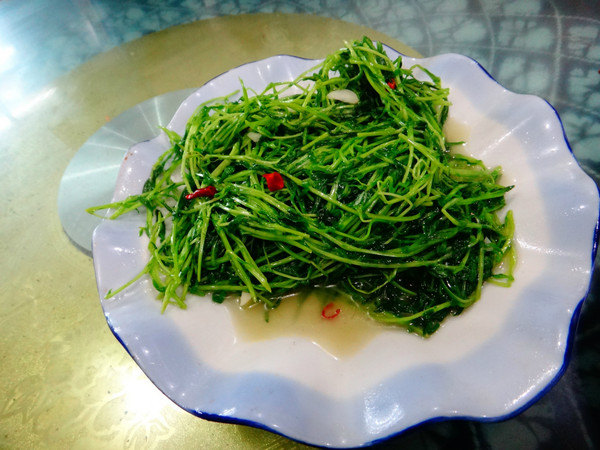 相思菜,就像是我们平吃的芽菜.现点现刮.好吃不辣