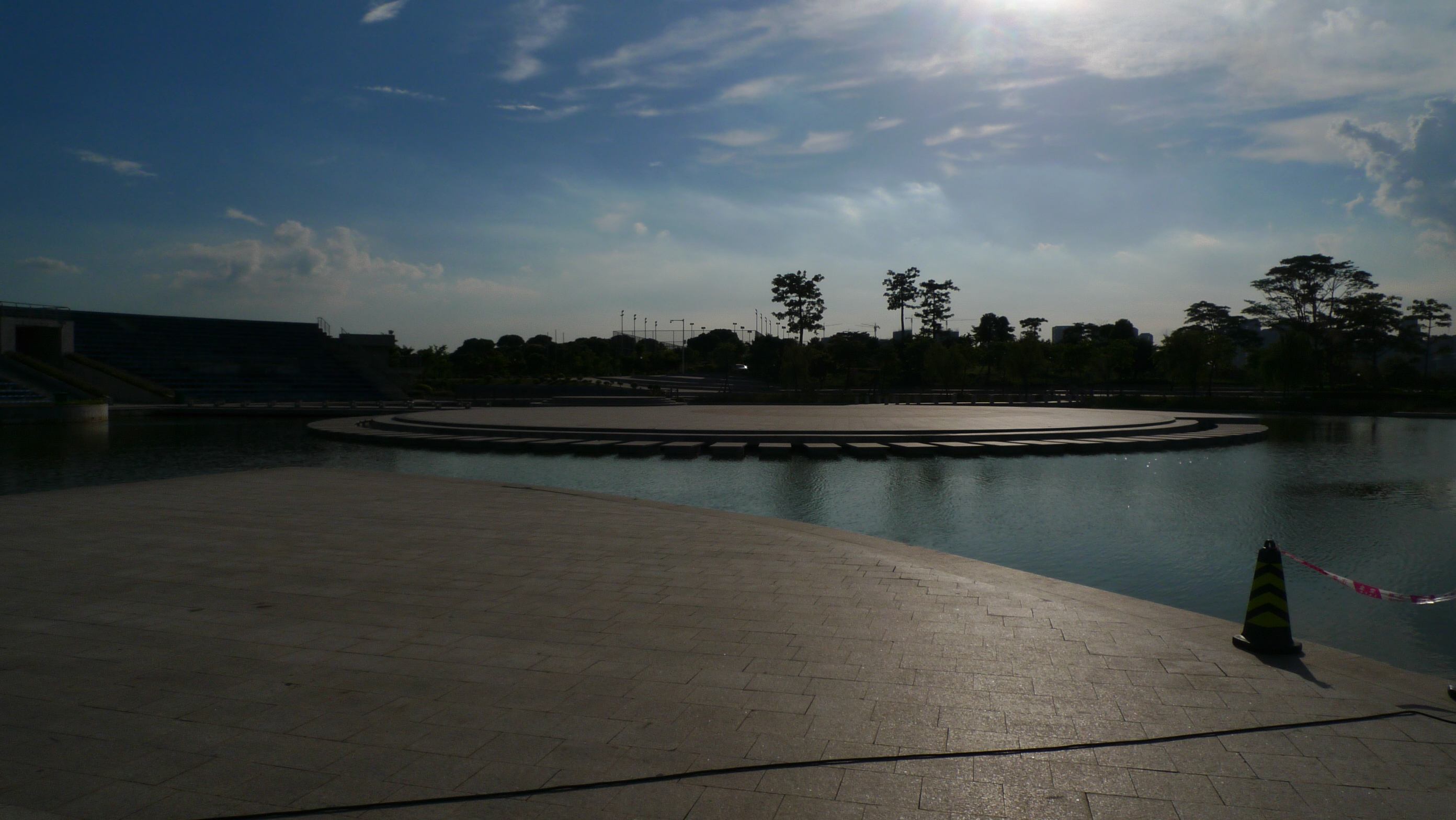 【携程攻略】东莞松山湖景点,松山湖在东莞市东南方,是东莞最大的湖