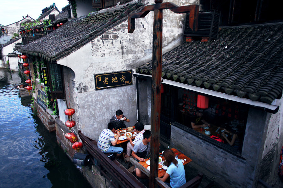 在古镇漫步,追赶夕阳