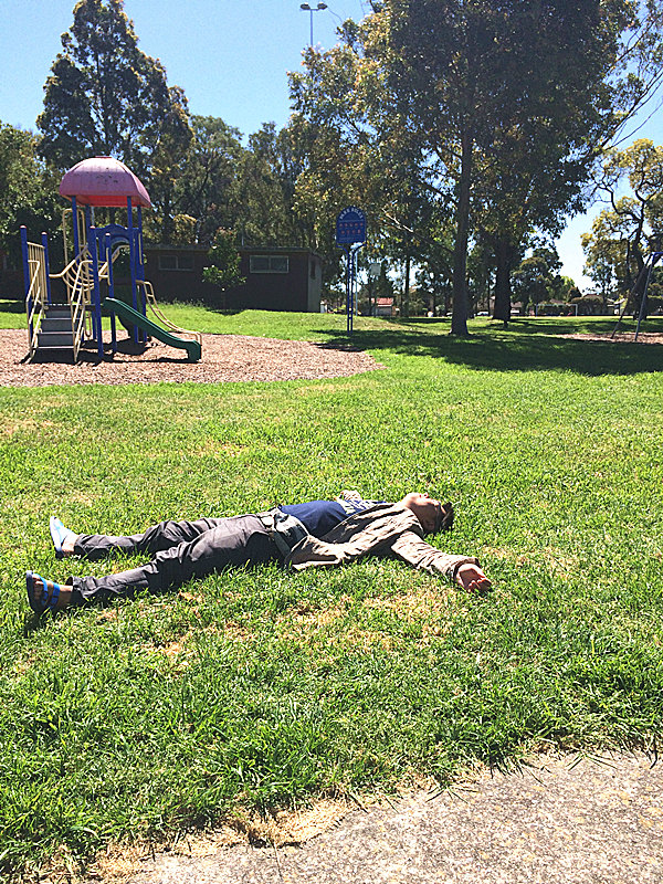 躺在草坪上,仰望天空