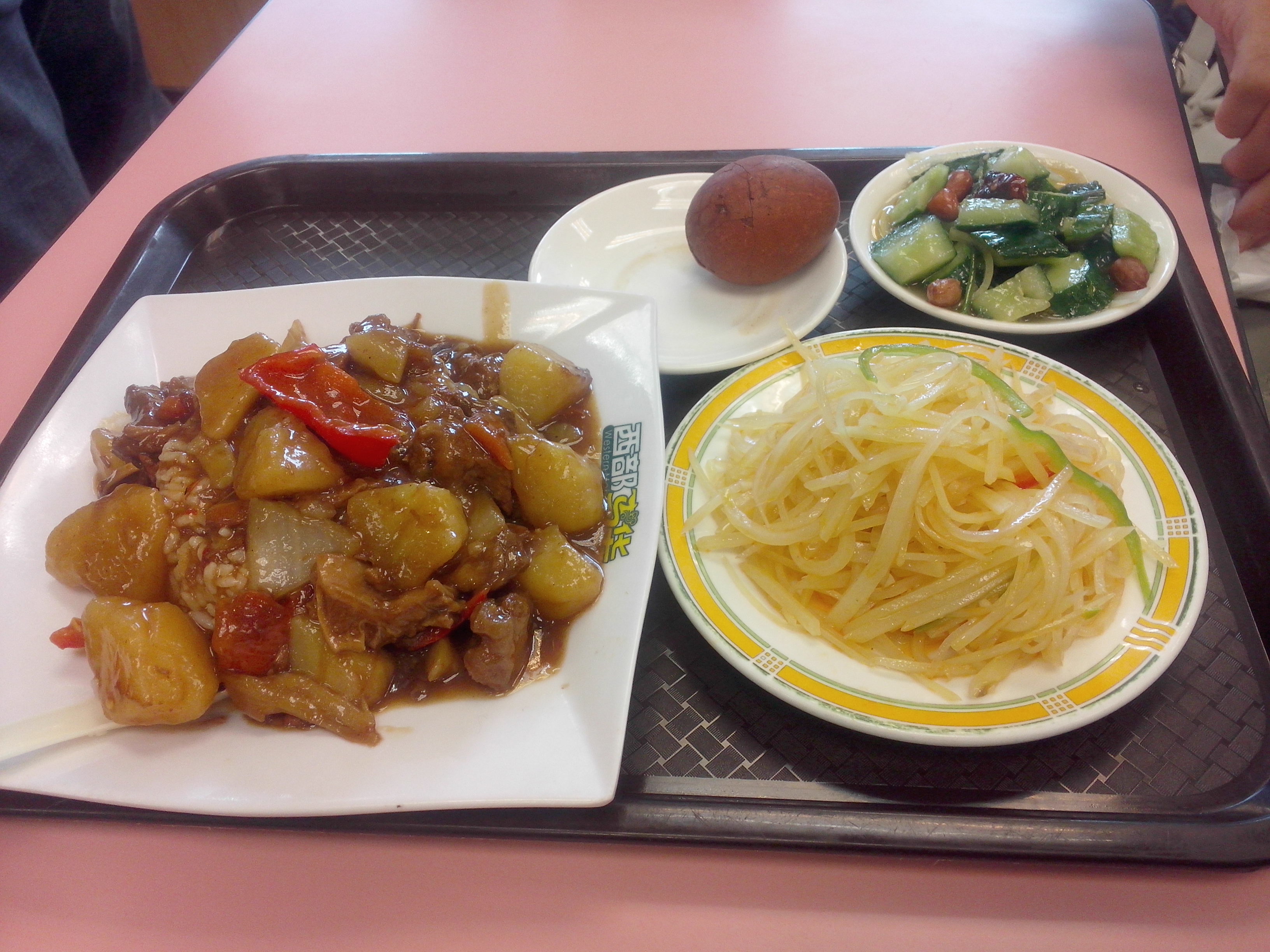 但还算是好吃套餐里包含一个茶鸡蛋和一碟黄瓜茶鸡蛋