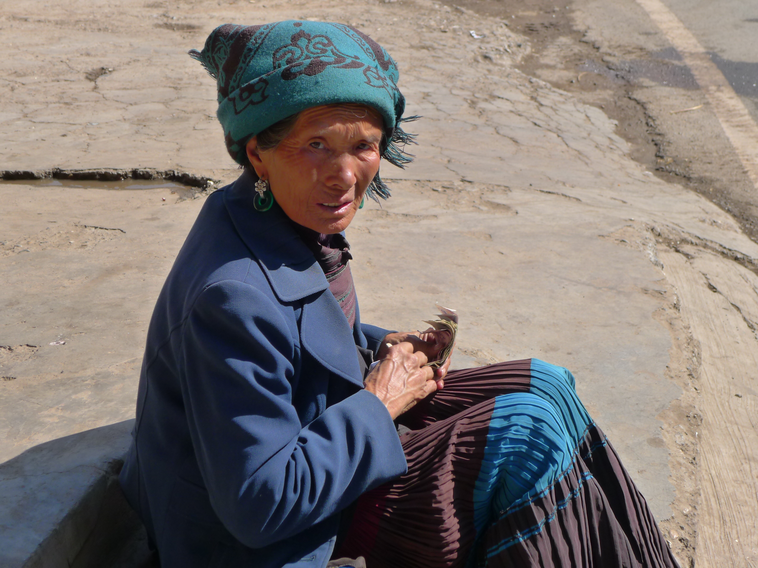 盐源县至泸沽湖景区途中 乘着加油间隙,顺手拍了几张人物.