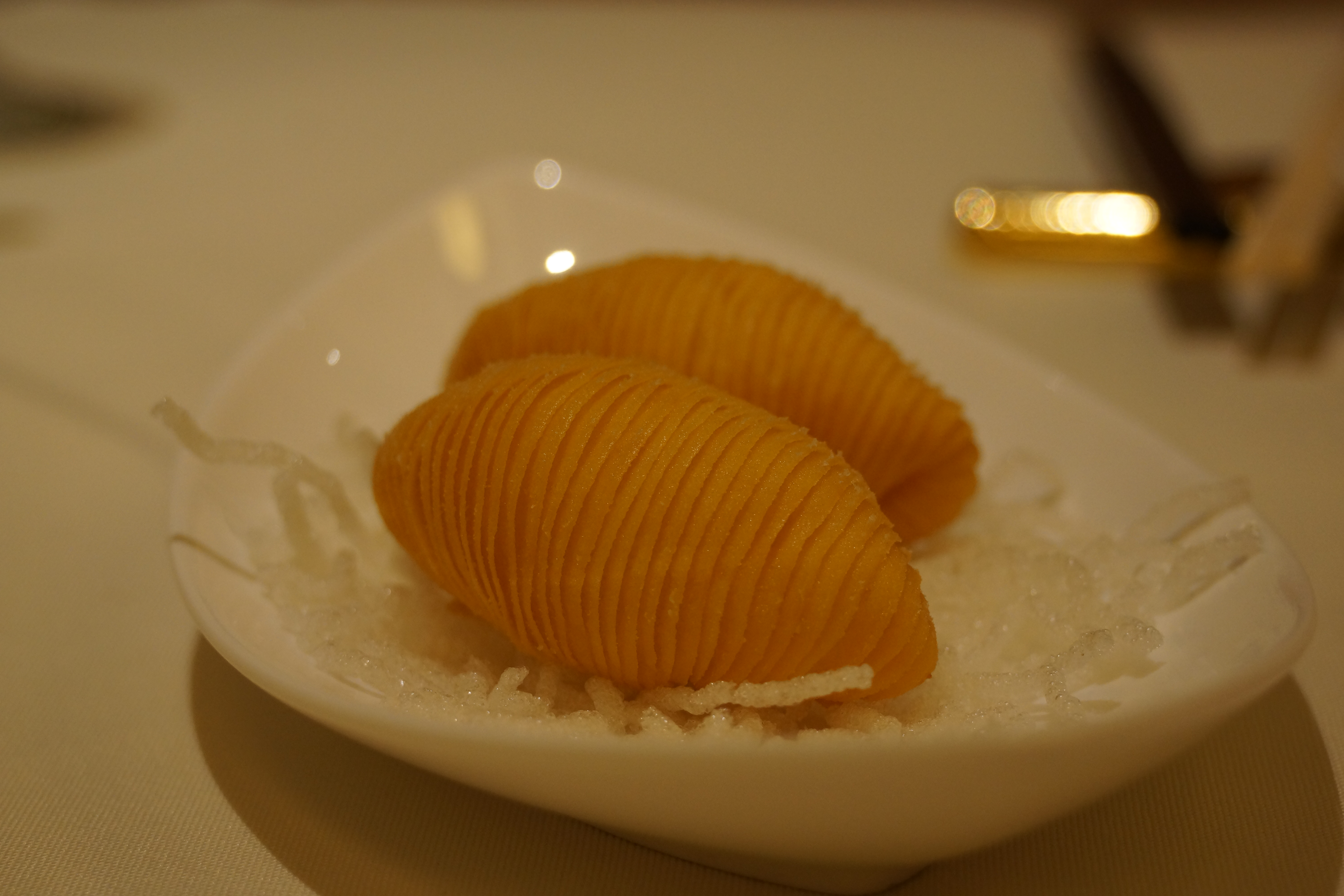 服务员们在翻箱倒柜挖地三尺地折腾桌椅,来回倒包厢的吊拉门,因为其中