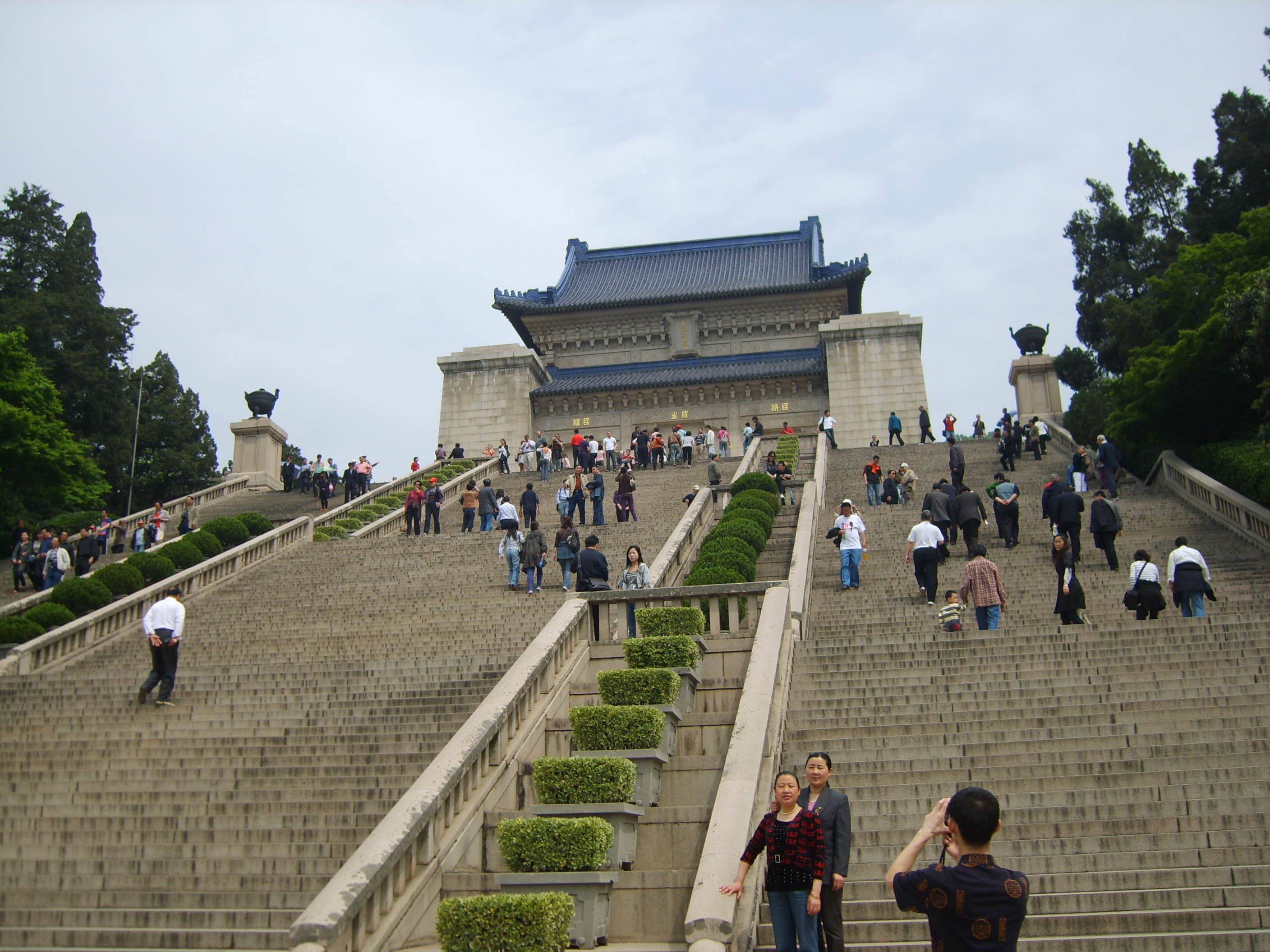 【携程攻略】南京中山陵园风景区景点,走过长长的甬道,又爬上高高的