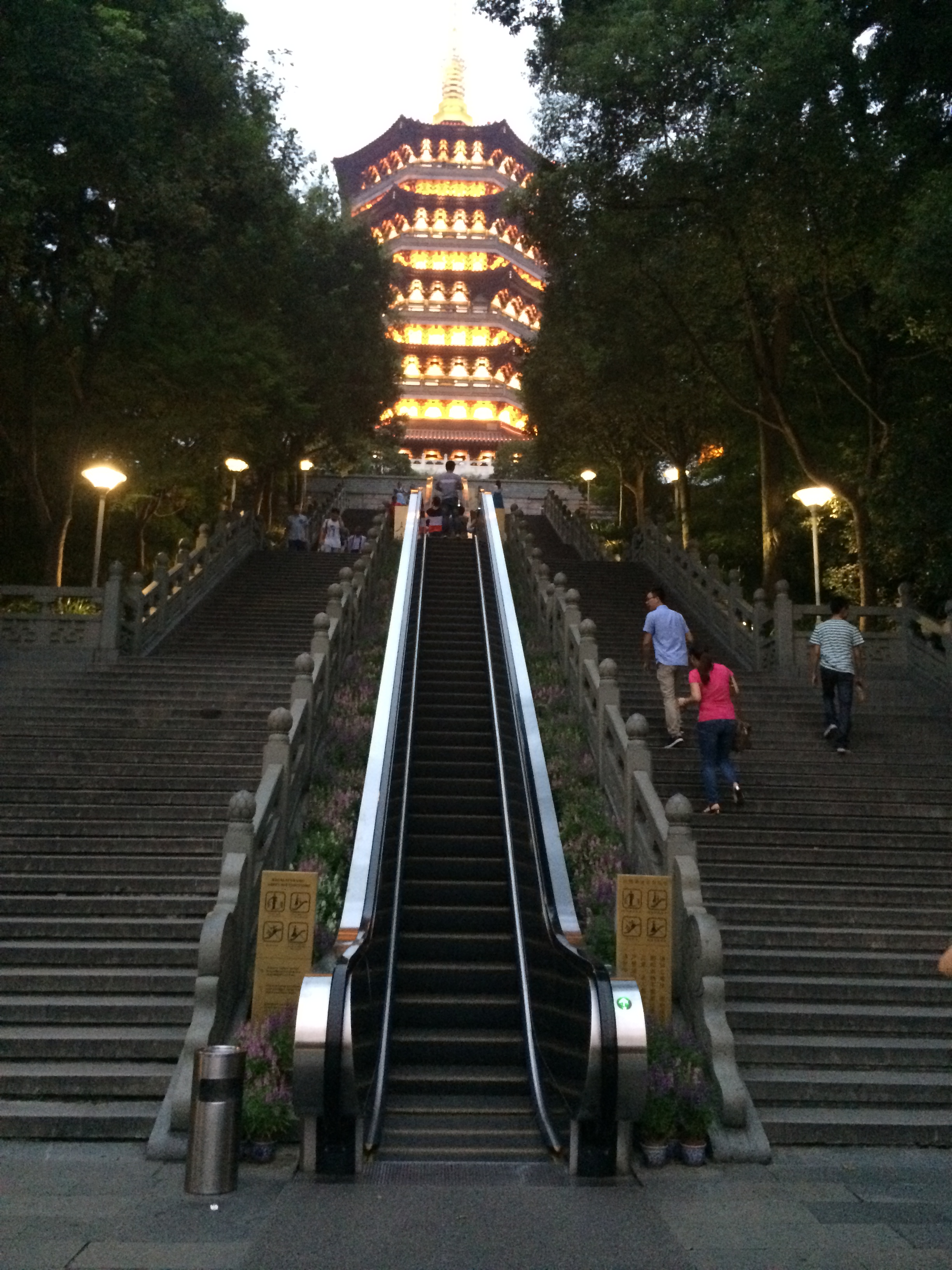 【携程攻略】杭州雷峰塔景点,西湖雷峰塔，因为有了那个神话故事“白蛇传”，变得神秘而凄美。旧雷…