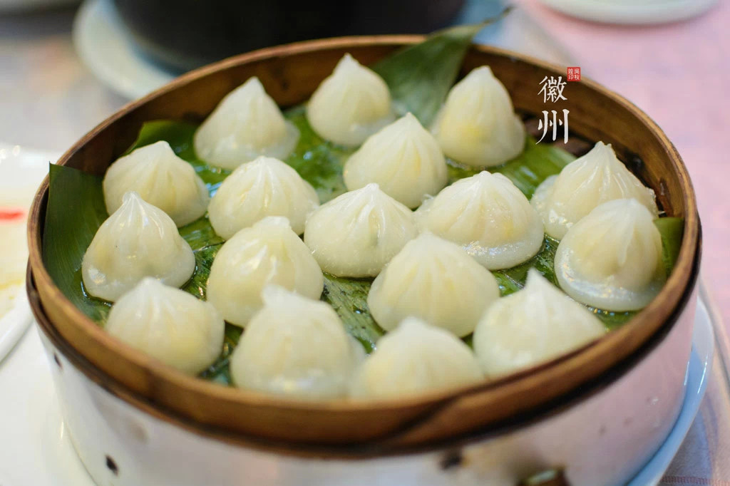 干锅牛排,火腿蒸笋衣,三鲜肉片,葱油明虾,红椒 葱油明虾 【宏村特产