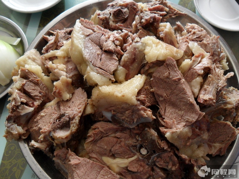 新疆最好的美味莫过于烤全羊,羊肉抓饭和黄面不可不试,尤其是囊焖肉