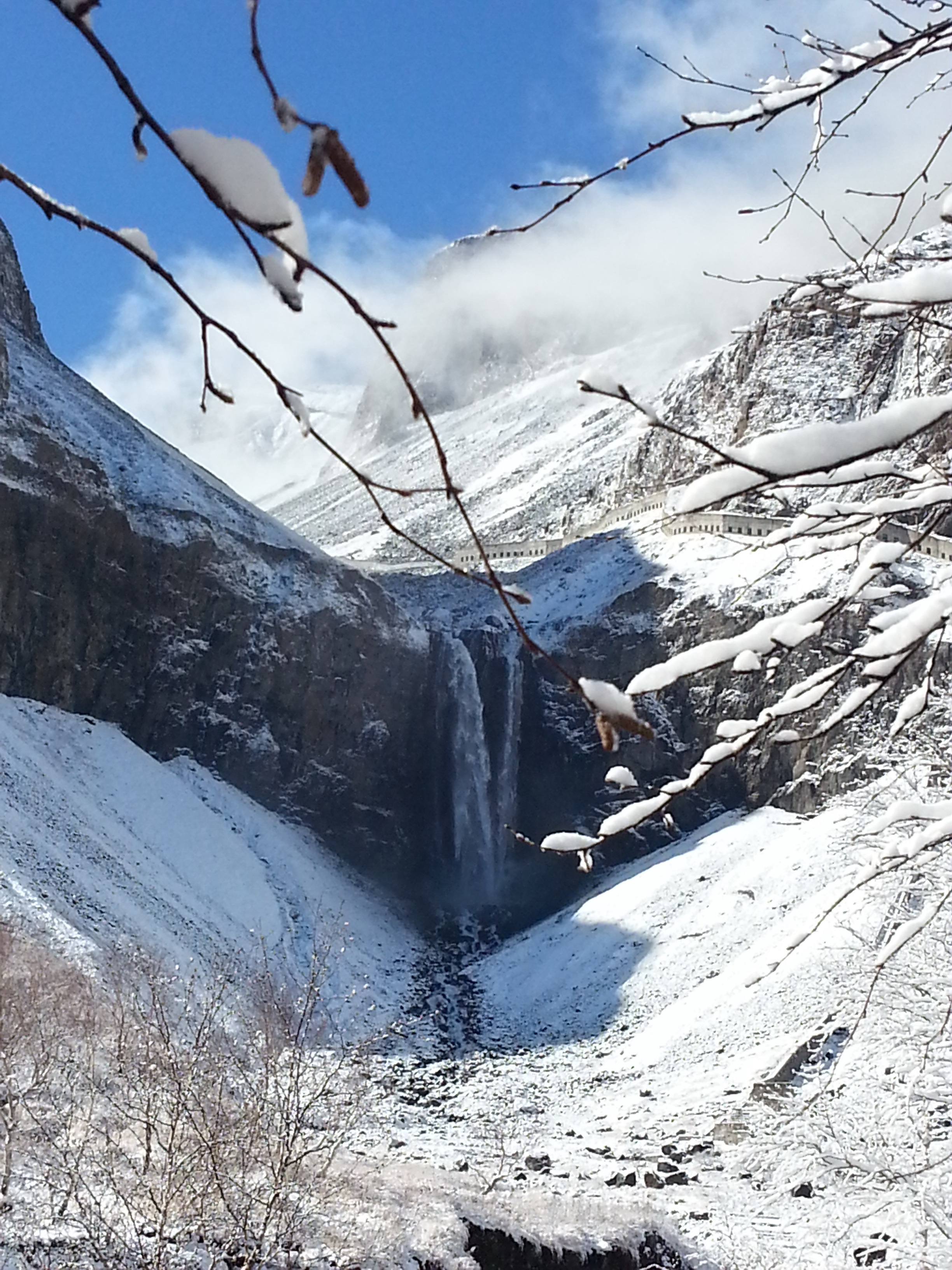 一路走去,潺潺溪流从黑石白雪旁流过,快到长白瀑布了,天一下子变脸