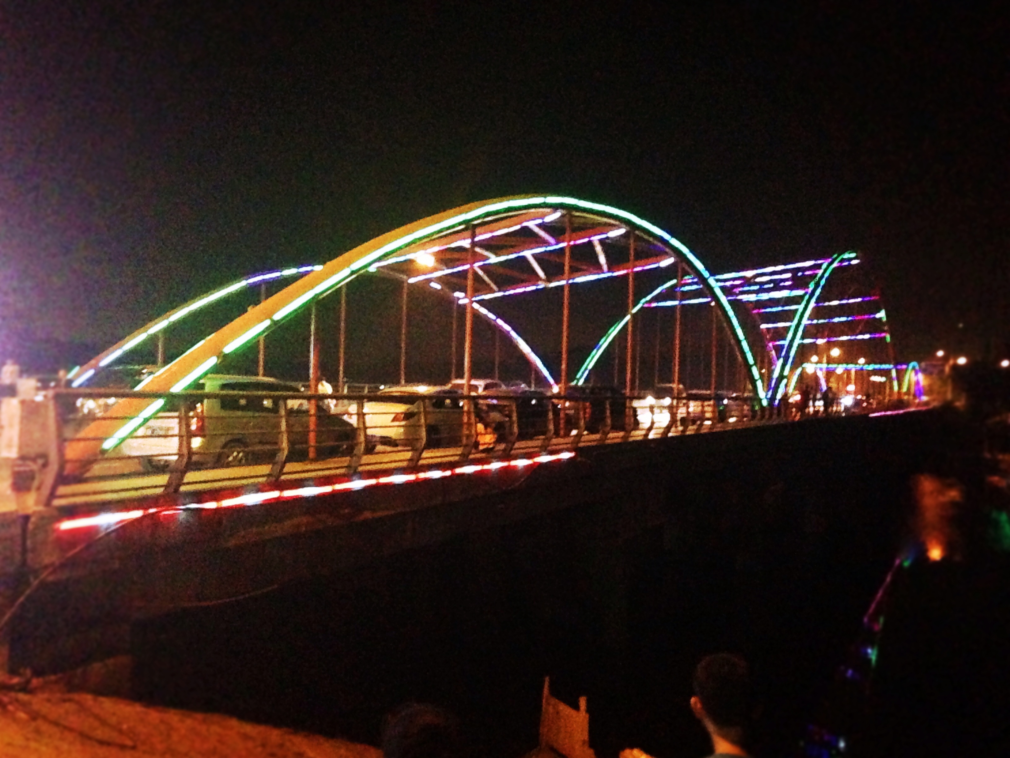              吃完饭散步至彩虹桥