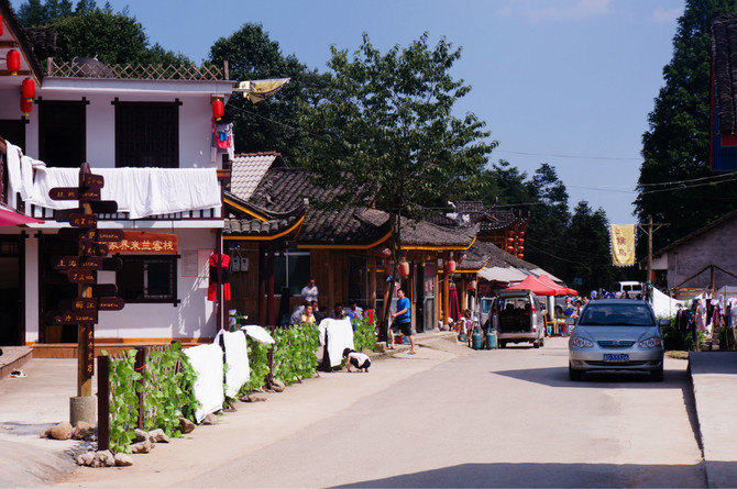 我们住的地方--丁香榕村,一路上全是当地人开的客栈,农家乐,价廉物也