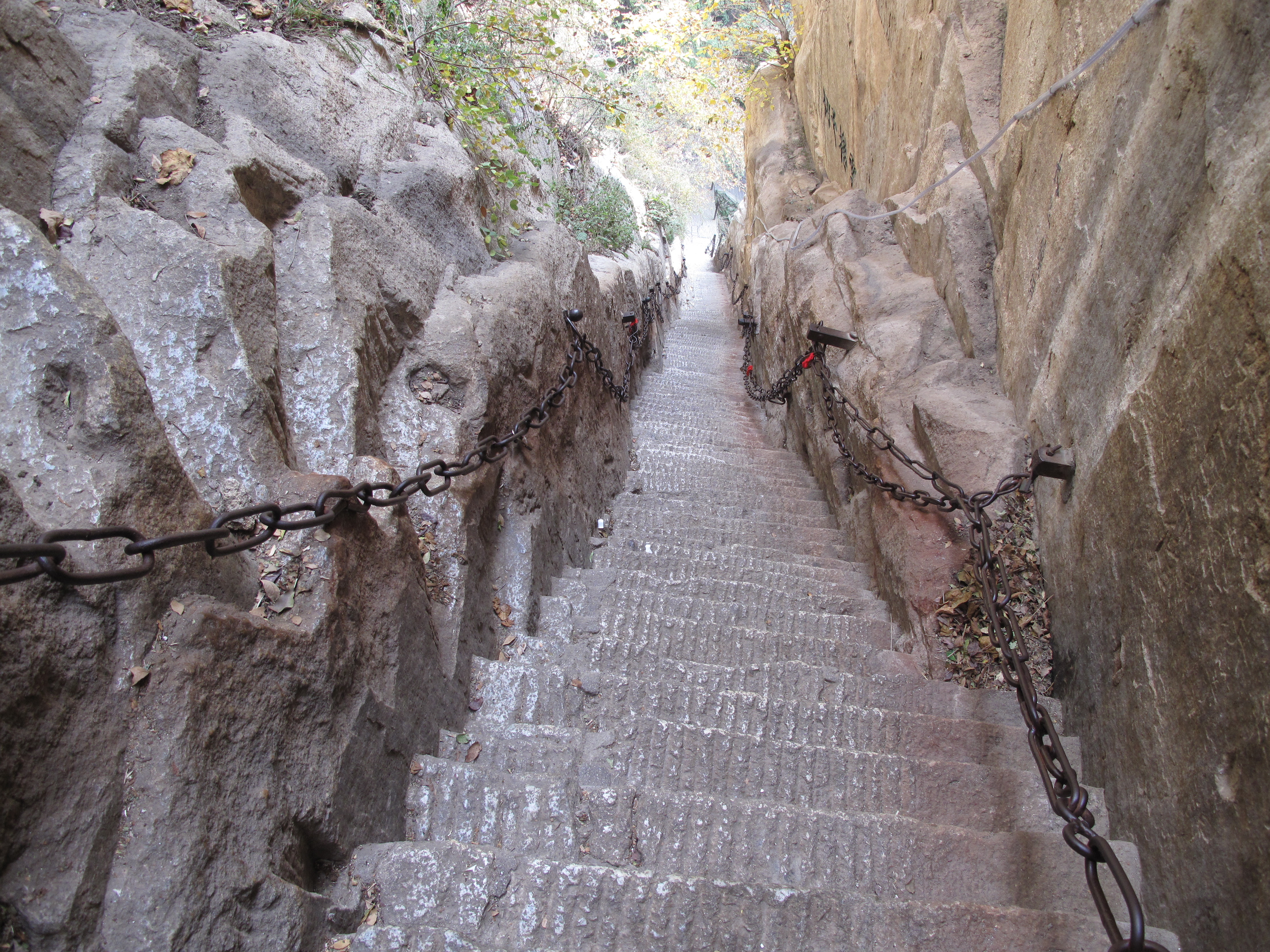 回心石往上就是华山著名的千尺幢百丈峡了,这是一条峭壁上的大裂缝,陷