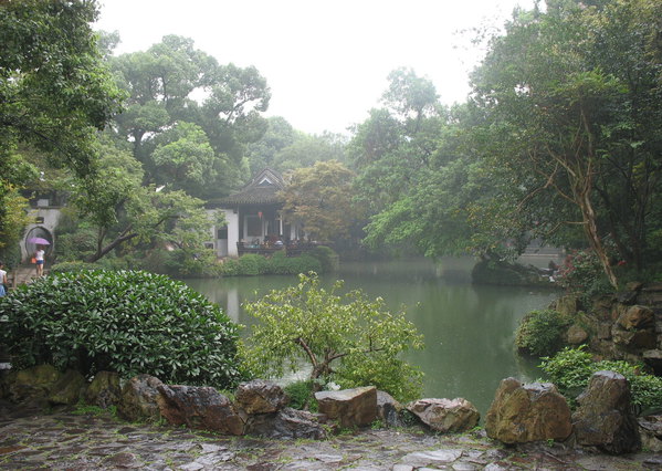 寄暢園之知魚檻,鶴步灘;細雨更顯氤氳