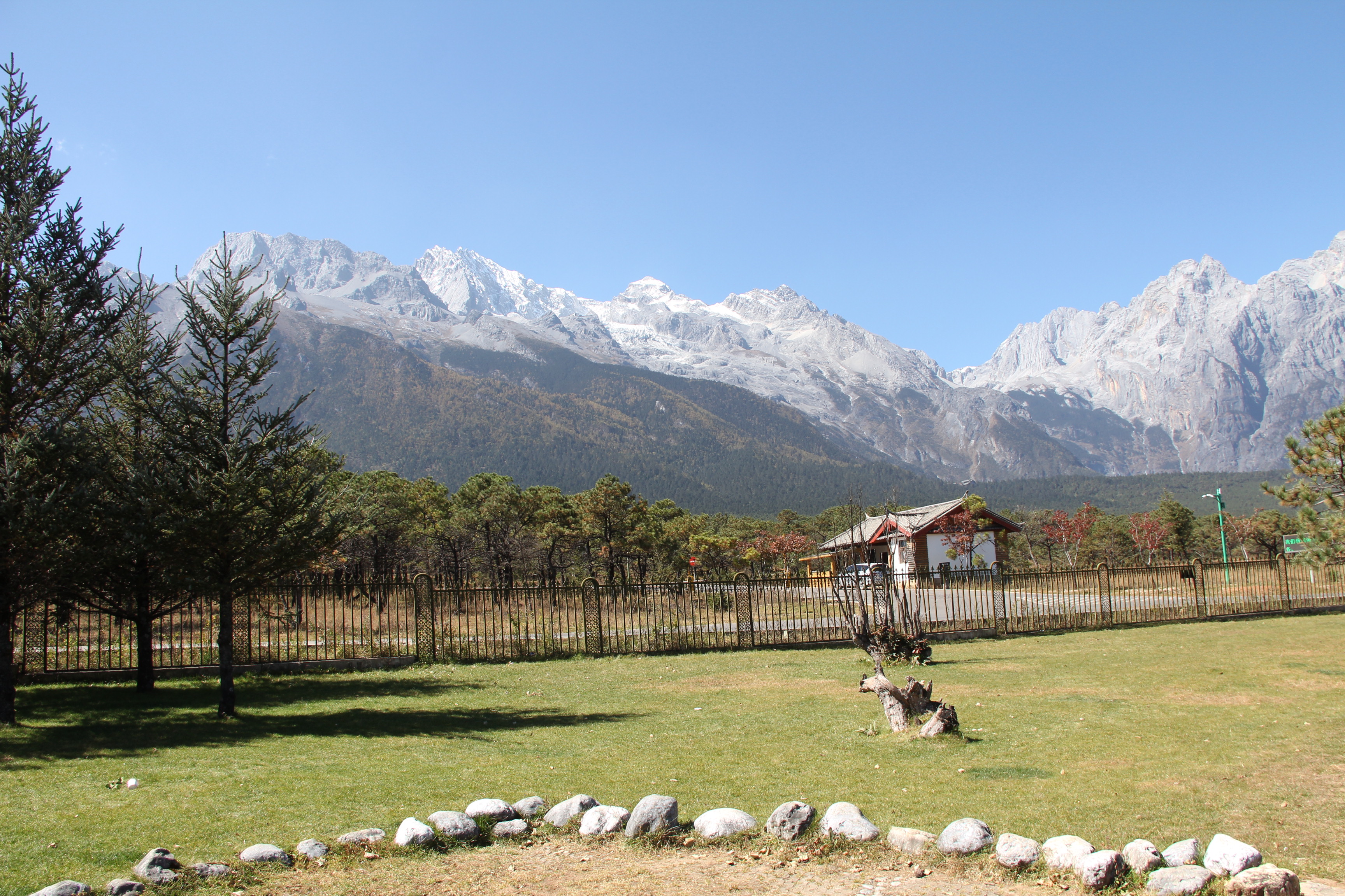 玉龍雪山遊玩攻略 玉龍雪山遊玩攻略 玉龍雪山位於麗江的西北部,距離