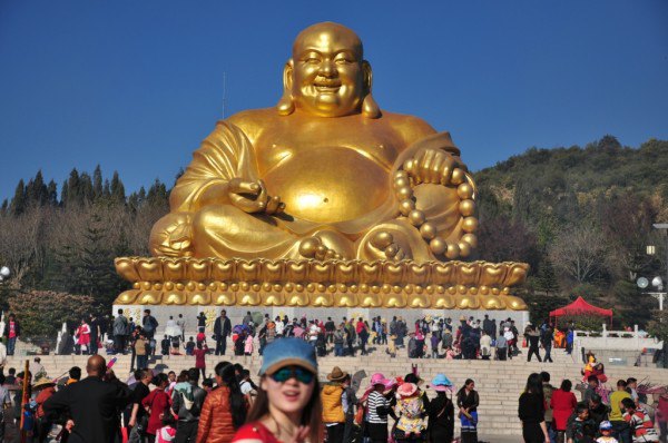 我是弥勒佛,我为弥勒代言 朝拜完弥勒大佛,回到市区吃晚饭稍作休息就