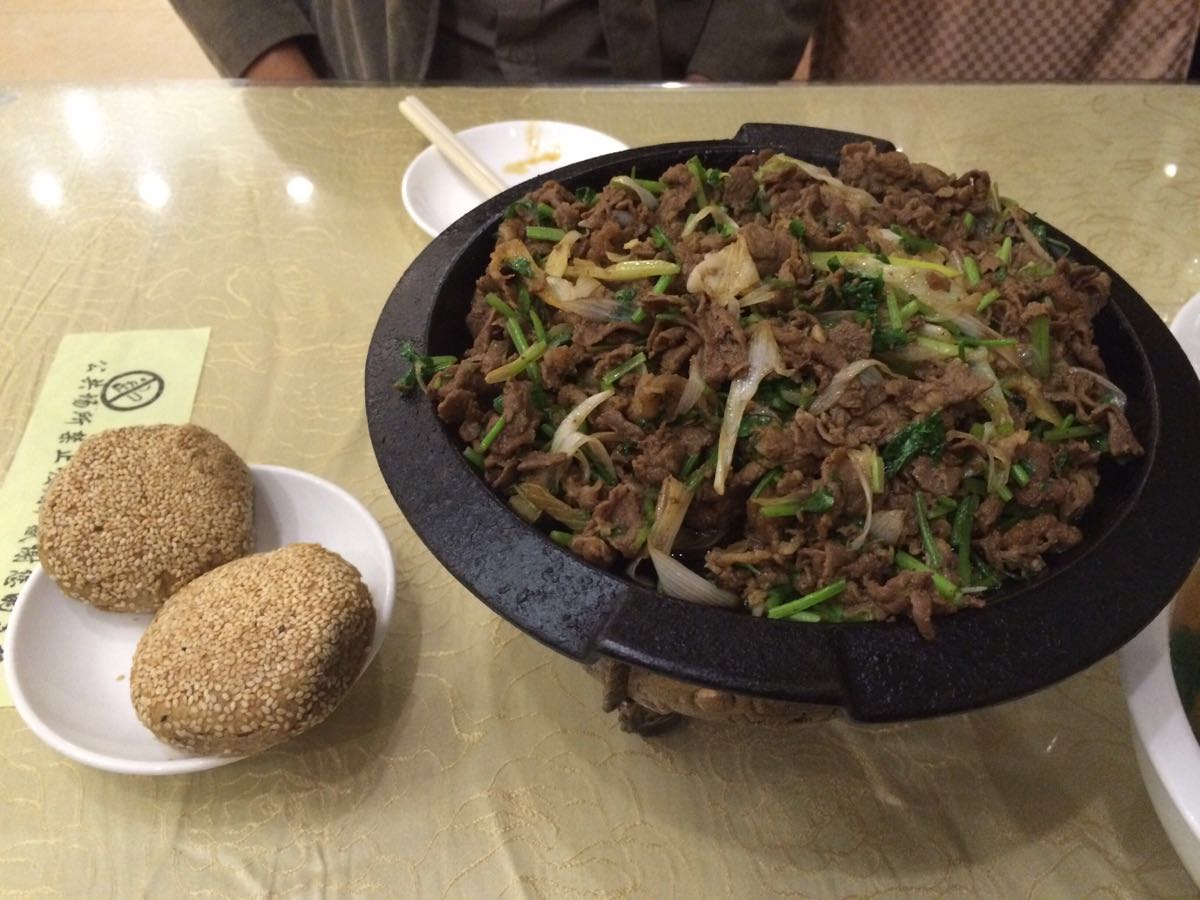 点了经典菜肴炙子烤精品牛肉配上烧饼肉鲜嫩多汁烧饼