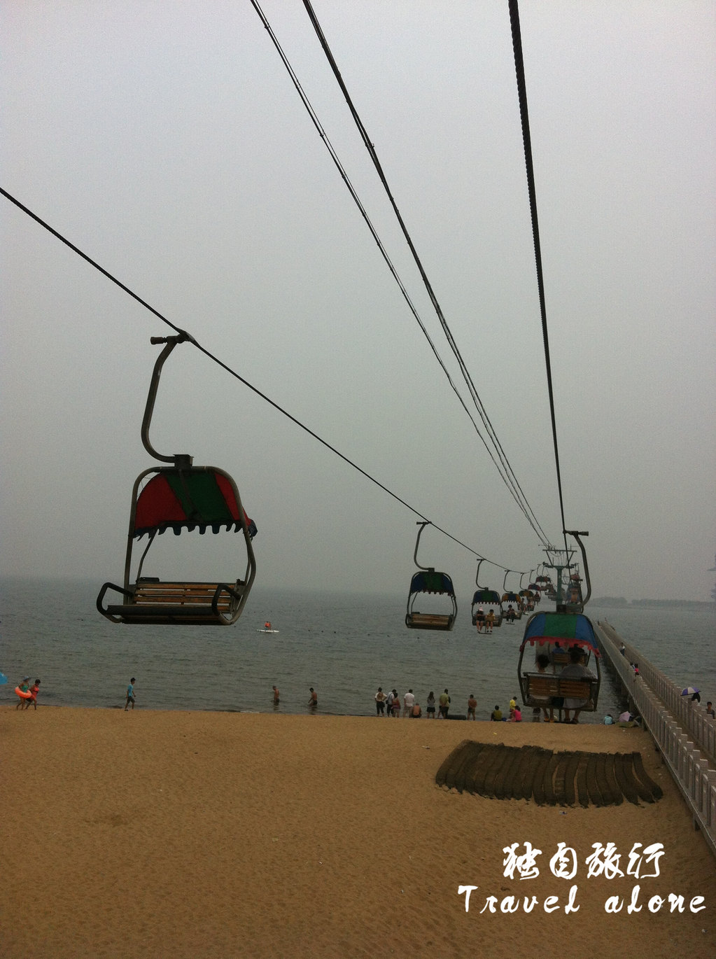 索道上配置双人半封闭式缆车134部.