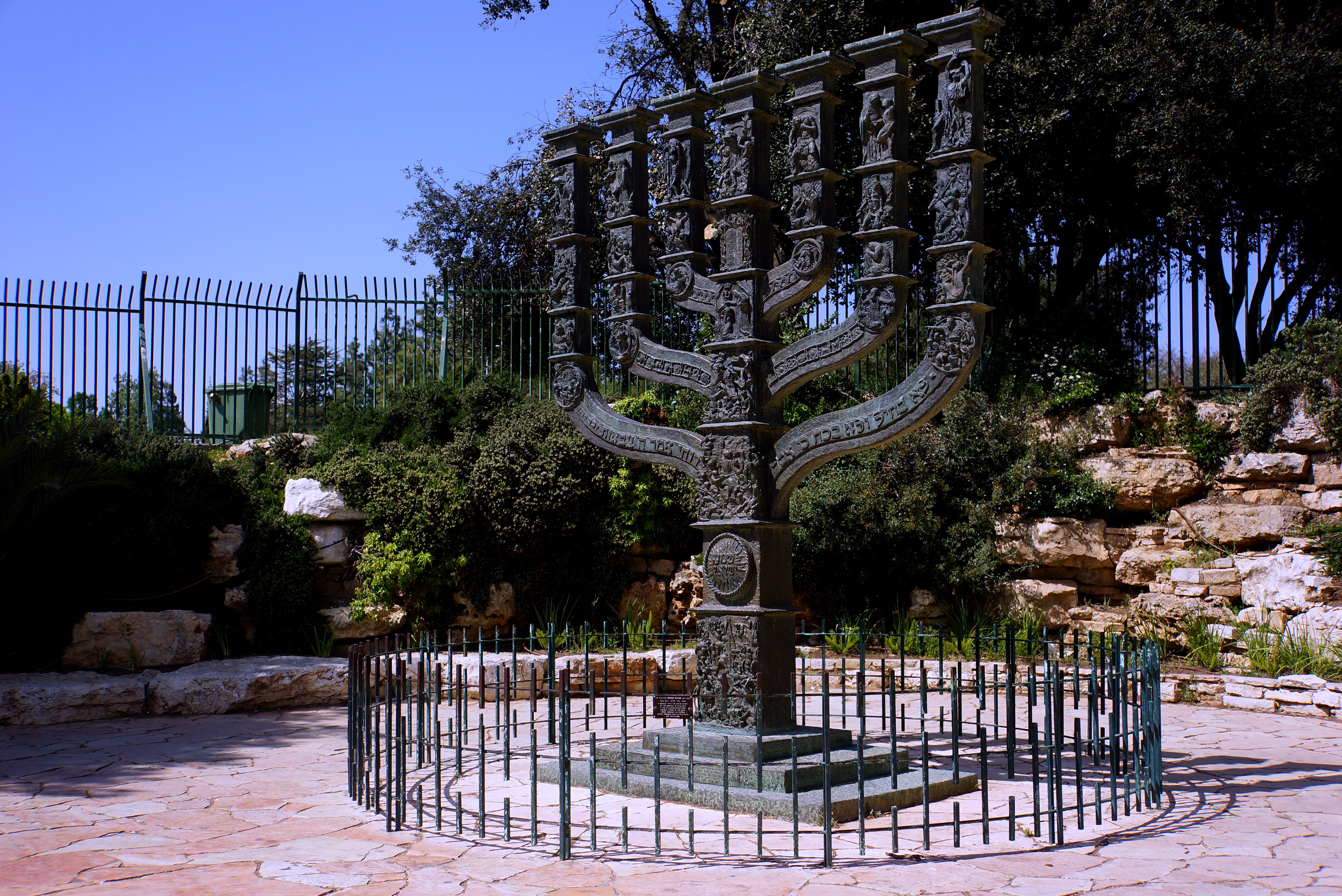 &nbsp;&nbsp;&nbsp;&nbsp;&nbsp;&nbsp;国会山七烛台在国会大厦的对面