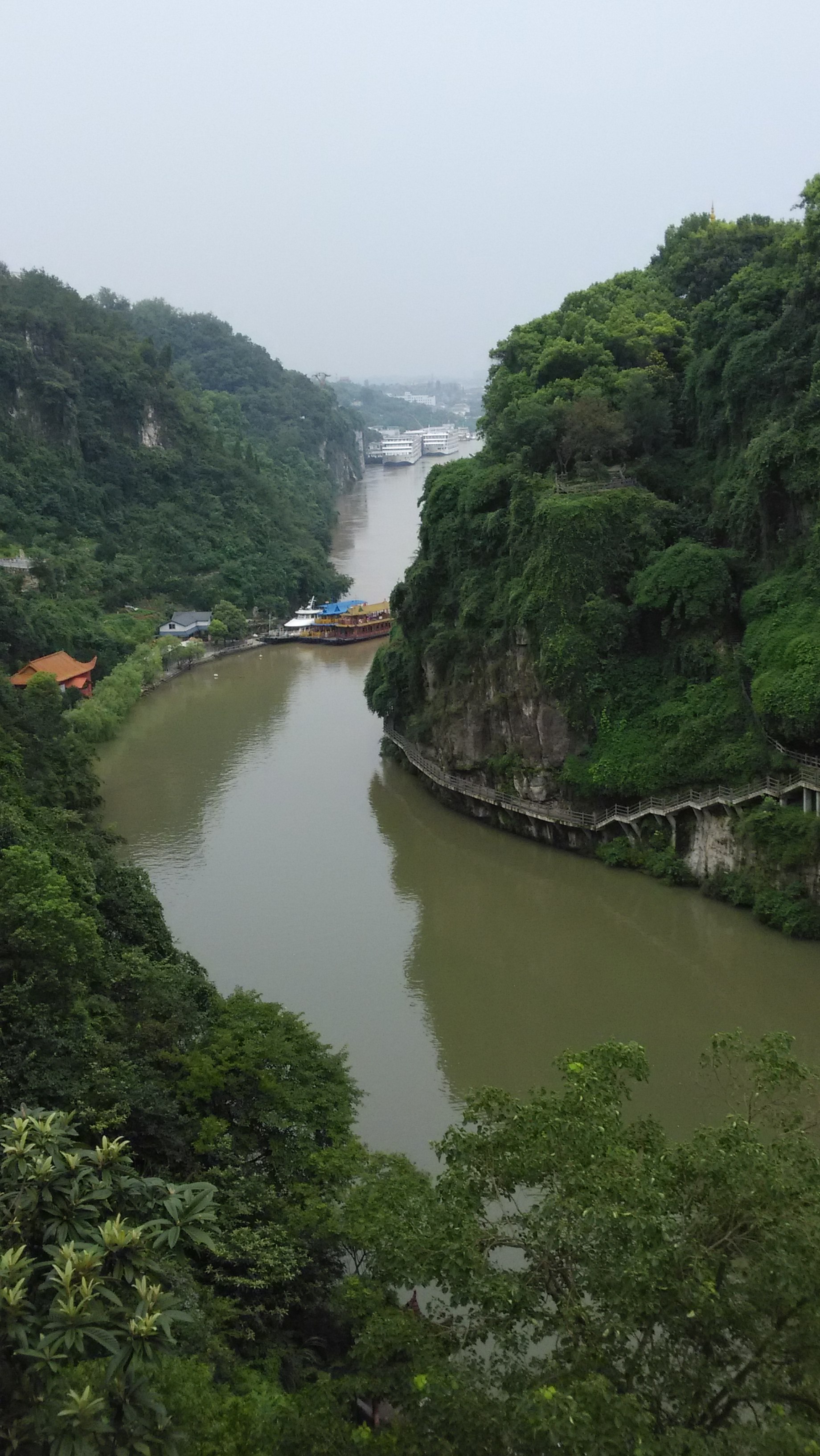 三游洞位于宜昌西北部西陵山北峰峭壁上背靠西陵峡峡口面临下牢溪地势