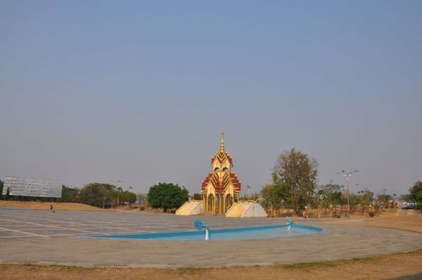 云南游记之瑞丽江广场